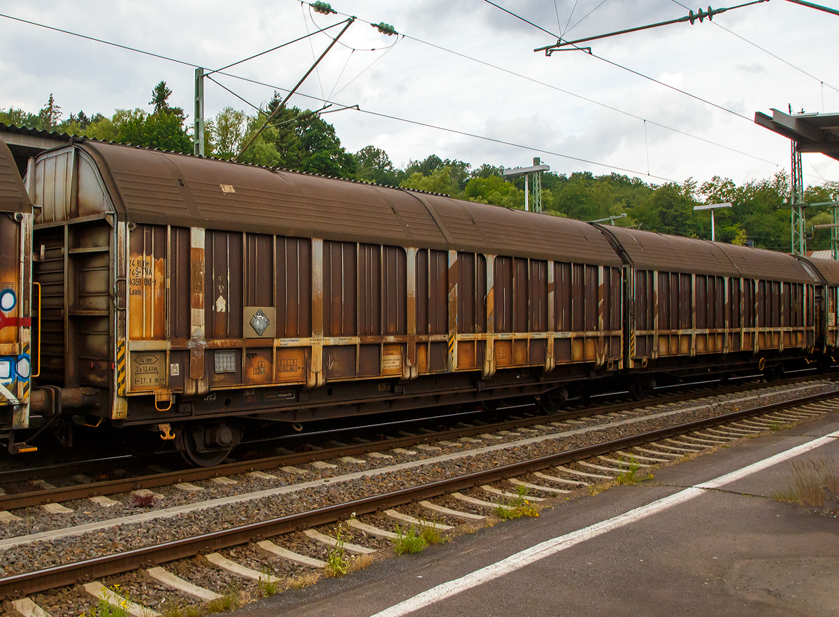 Flachwageneinheit mit beweglichen Abdeckungen (2x2-achsige Gro�raumg�terwageneinheit mit Aluminiumspreizhauben) des Wagonvermieters TRANSWAGGON, 24 74 4359 090-3 S-TWA der Gattung Laais 83, am 09.06.2020 bei einer Zugdurchfahrt im Bf Betzdorf (Sieg).  Der Wagentyp, der aus zwei kurzgekuppelten zweiachsigen Wageneinheiten mit Aluminiumhauben besteht, wurde ab 1984 vom Waggonbau Niesky gebaut.

TECHNISCHE DATEN: 
Spurweite: 1.435 mm (Normalspur) 
Anzahl der Achsen: 4
L�nge �ber Puffer: 27.000 mm
Achsabst�nde: 9.000 / 4.200 / 9.000 mm
Laufraddurchmesser: 920 mm (neu)
Eigengewicht: 29.450 kg
H�chstgeschwindigkeit: 100 km/h (beladen) / 120 km (leer)
Ladefl�che: 74 m�
Ladefl�chenl�nge: 2 x 12.679 mm
Ladefl�chenbreite: 2.980 mm 
H�he der Ladefl�che �ber S.O.: 1.200 mm 
Stellpl�tze Euro-Paletten (800 x 1200 mm) : 2 x 36
Maximales Ladegewicht: 60,5 t (ab Streckenklasse D)
Kleinster befahrbarer Kurvenradius: 75 m
Intern. Verwendungsf�higkeit: RIV
