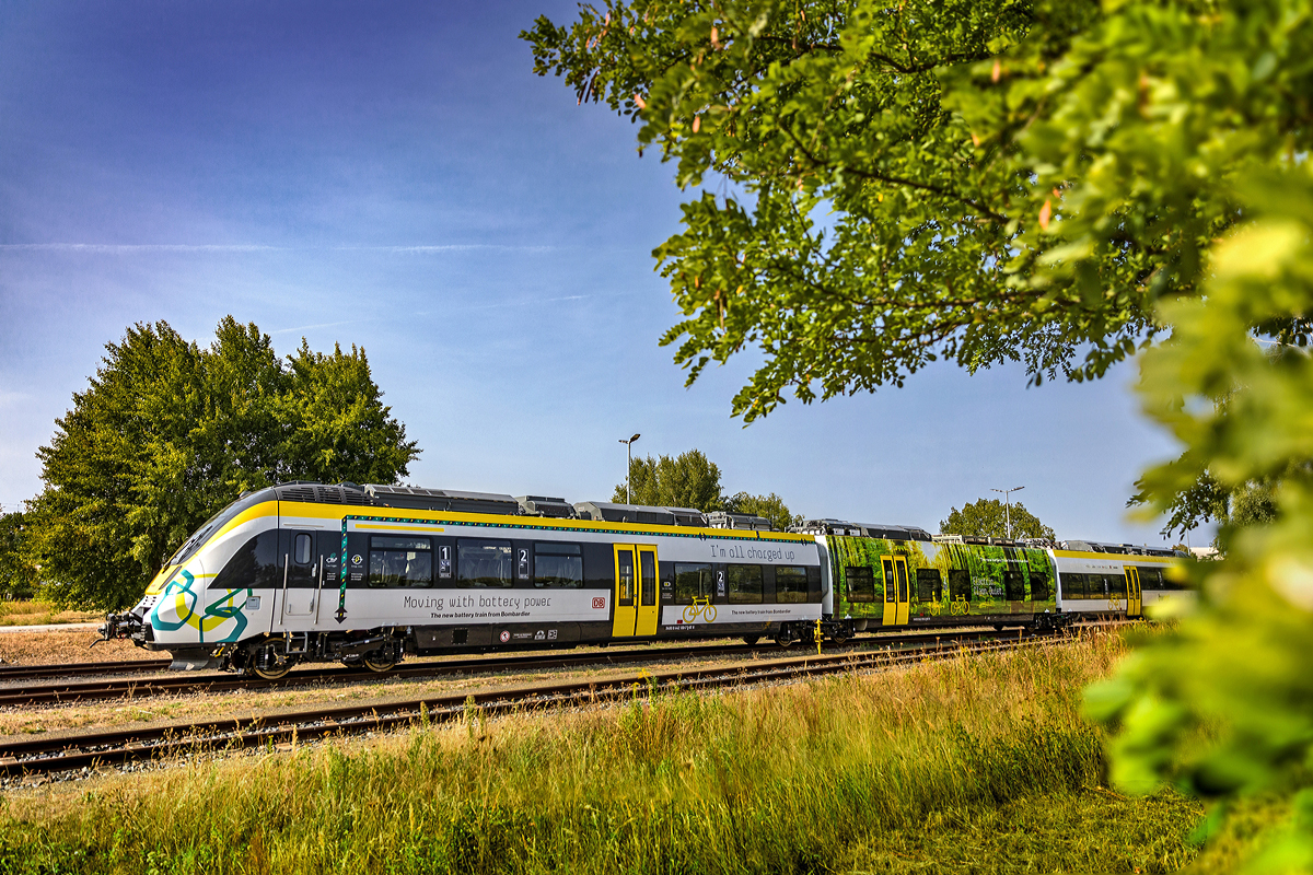 Foto: Pressefoto Bombardier

Der neue BOMBARDIER TALENT 3-Batterietriebzug (E/E-Hybrid) 94 80 8442 100-7 D-BTH der Bombardier Transportation GmbH, Hennigsdorf.

Generell ist die Perspektive f�r den Batteriezug positiv. Die Reichweite w�chst proportional zur kontinuierlichen Leistungssteigerung neuer Batterieentwicklungen. Der aktuelle Prototyp ist mit vier BOMBARDIER MITRAC Traktionsbatterien auf dem Dach ausgestattet und kann Strecken von rund 40 Kilometern zur�cklegen. Die n�chste Fahrzeuggeneration des Batteriezuges soll schon nicht elektrifizierte Strecken bis zu 100 Kilometern befahren k�nnen. Die DB startete 2019 in der Region Alb-Bodensee mit dem aktuellen Prototypen einen zw�lfmonatigen Testbetrieb mit Fahrg�sten.

Mit seinen ultra-schnellladenden BOMBARDIER MITRAC Lithium-Ionen-Hochleistungsbatterien k�nnte der TALENT 3-Batterietriebzug bereits heute �ber 30 Prozent der nicht-elektrifizierten Strecken in Deutschland elektrisch befahren. Durch die kosteng�nstige Elektrifizierung der Endpunkte k�nnten sofort sogar 75 Prozent aller Dieselstrecken in Deutschland sauber und umsteigefrei betrieben werden. Laut einer unabh�ngigen Vergleichsstudie der TU Dresden w�re dies bei der Gesamtkostenbetrachtung �ber die komplette Laufzeit von 30 Jahren zudem die kosteng�nstigste CO2-freie Alternative zu Dieselz�gen.

Die Batterien werden w�hrend der Fahrt beziehungsweise an Haltestellen unter der Oberleitung oder mithilfe zur�ckgewonnener Bremsenergie geladen. Sobald der Zug auf nicht-elektrifizierten Strecken f�hrt, liefern die auf dem Dach montierten Batterien den notwendigen Strom, umweltschonend und effizient. Ein Ladevorgang an den Ladestellen oder unter Oberleitung dauert nur  zehn Minuten.

Der Batteriezug wurde in Kooperation mit verschiedenen Projektpartnern entwickelt. Dazu z�hlen die DB Regio-Tochtergesellschaft DB ZugBus Regionalverkehr Alb-Bodensee, die Nahverkehrsgesellschaft Baden-W�rttemberg, die Nationale Organisation Wasserstoff- und Brennstoffzellentechnologie sowie die TU Berlin. Das Bundesministerium f�r Verkehr und digitale Infrastruktur (BMVI) unterst�tzte das Projekt mit vier Millionen Euro.

Quelle: Pressemitteilung Bombardier
