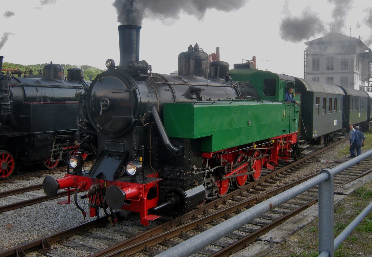 Fotosession von WTK-4 in Ampflwang am 27 Mai 2012: hier rangiert sie ein Dampfpendel nach Timelkam.