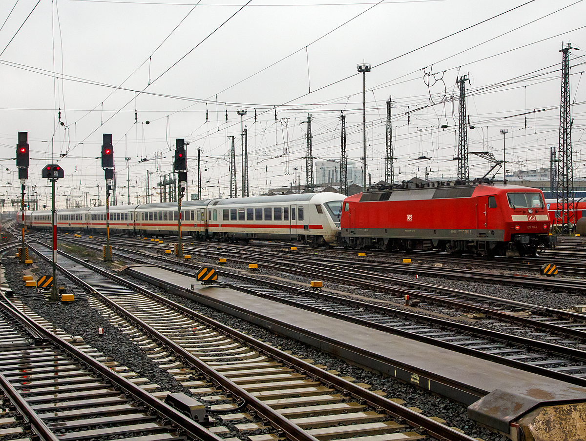 
Frankfurt am Main Hauptbahnhof den 30.12.2017: 
Von Gleis 11 verlässt der EC 219 nach Graz Hbf (via Heidelberg, Stuttgart, Ulm, Günzburg, Salzburg, Werfen und Bischofshofen), geführt von der 101 010-7 (91 80 6101 010-7 D-DB) und geschoben von der 120 115-1 (91 80 6120 115-1 D-DB) den Bahnhof.

Für mich ungewöhnlich war weniger die Tatsache dass der EC im Sandwichs fuhr, sondern dass es am Zugende eine 120er war und nicht auch eine 101er, zudem war am Ende ein Steuerwagen). Hinzu kommt noch das die BR 101 wie auch die IC-Wagen für 200 km/h zugelassen sind, die BR 120 aber nur bis 140 km/h. 

Siehe auch vorherige zwei Bilder.