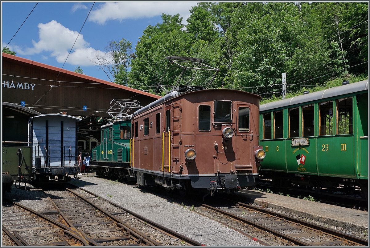 Freundlicherweise und nur beim Anblick meines Fotoapparates wurde bei der BOB HGe 3/3 29 das Dreilichtspitzensignal angezündet. Kundenservice à la Blonay-Chamby vom Feinsten!

13. Juni 2021