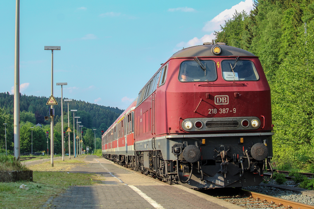 Frisch aus dem Urlaub gekommen und schon so ein Prachtexemplar in Heimatsn�he:

Die 218 387-9 der Kurhessenbahn erreicht hier am 26.05.2018 mit ihren 3 n-Wagen als R 42 Verst�rker zum Hessentag in Korbach den Bahnhof Brilon-Wald, um nach einem kurzen Aufenthalt die Fahrt nach Korbach fortzusetzen