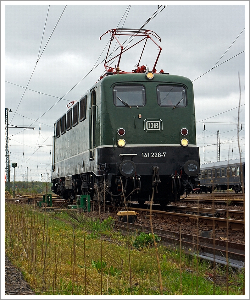 Frontansicht:
 
Die 141 228-7, ex E 41 228, am 28.04.2013 beim Eisenbahnmuseum Darmstadt-Kranichstein, sie ist eine Dauerleihgabe der DB-Regio AG ans Museum.

Sie hat kompl. NVR-Nummer 91 80 6141 228-7 D-DME.
