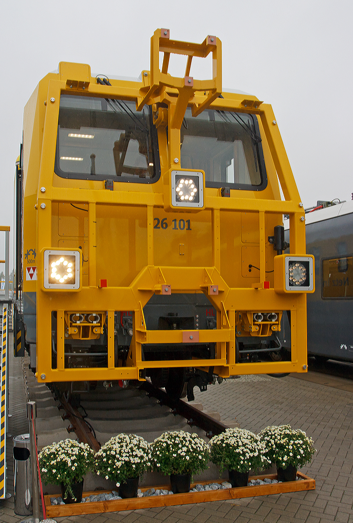 
Frontaufnahme vom Gleismesstriebzug (GMTZ) hier Steuerwagen 726 101 (GMTZ-STW) am 26.09.2014 der DB Netz AG auf der Inno Trans 2014 in Berlin.

Wof�r an dieser Front dieser sehr stabilen Vierkantrohrrahmen hat ist mir z.Z. unbekannt.
