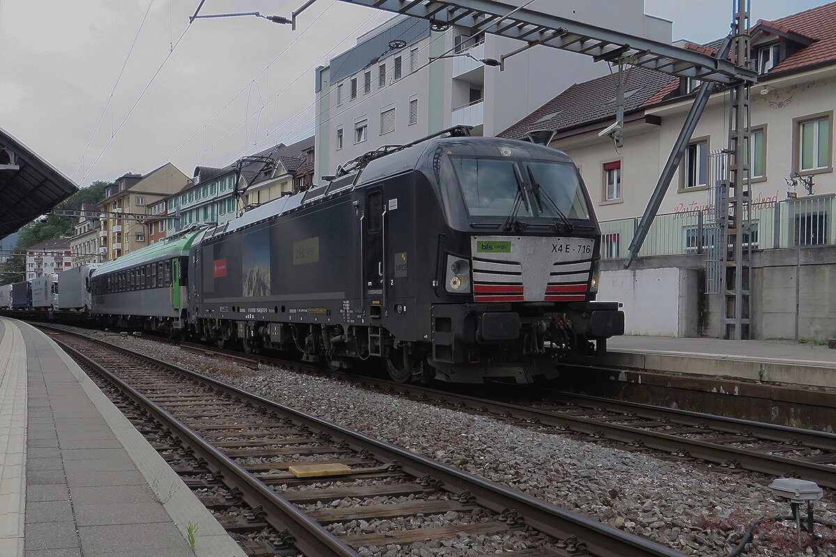 Froschblick auf BLS X4E-716 in Olten am 20 Mai 2022.