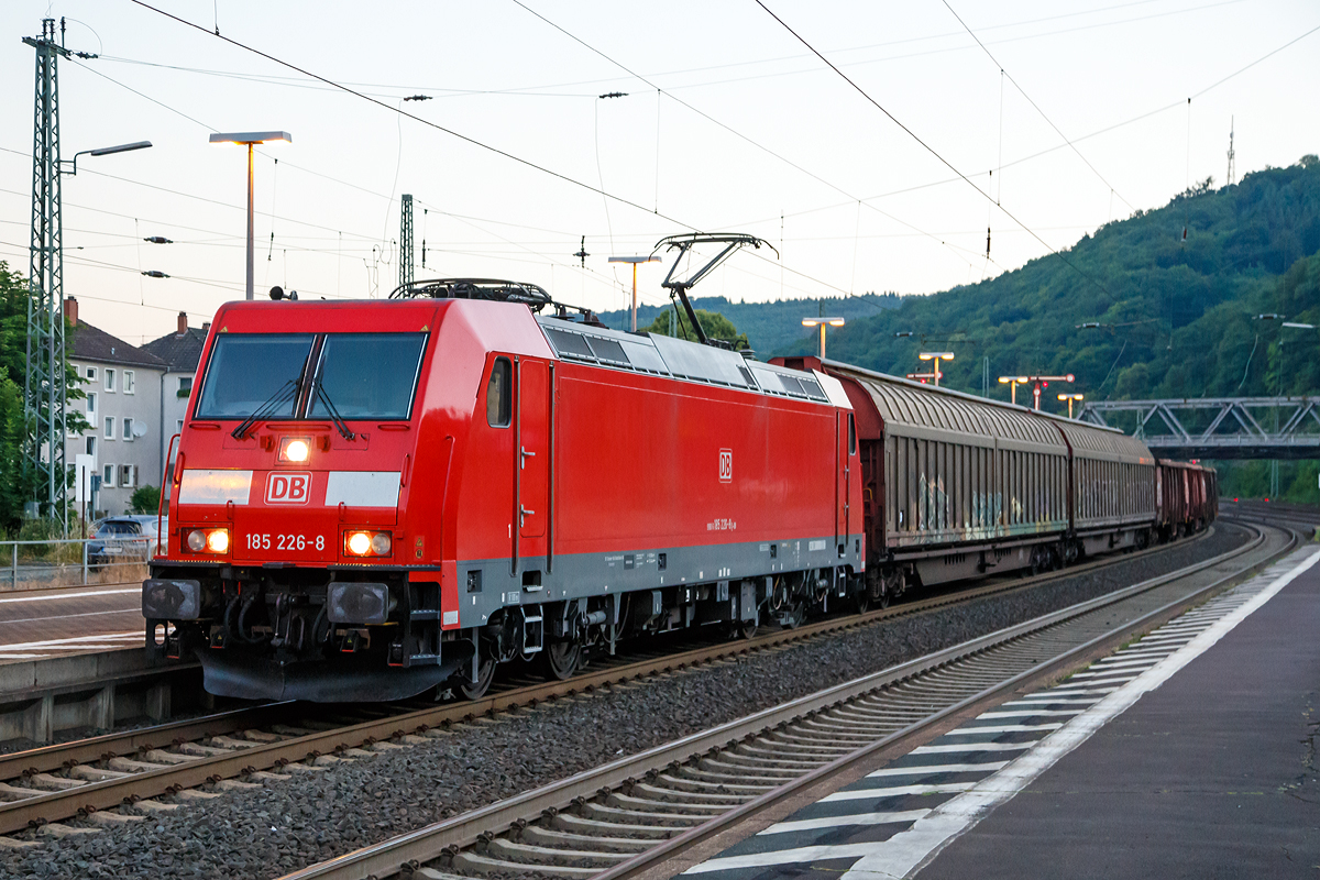 
Früh morgens fahren schon viele Güterzüge......
Die 185 226-8 (91 80 6185 226-8 D-DB) der DB Schenker Rail Deutschland AG, fährt am frühen Morgen (5:13 Uhr) des 01.07.2015, mit einem gemischtem Güterzug durch den Bahnhof Dillenburg in Richtung Gießen.

Die TRAXX F140 AC 2 wurde 2005 bei Bombardier in Kassel unter der Fabriknummer 33750 gebaut.
