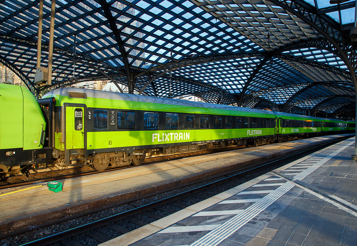 Früh morgens im Hbf Köln....
Der 2. Klasse Schnellzugwagen D-TAL 51 80 22-94 886-4 Bmmz 264.4F der Firma Talbot-Services GmbH vermietet an FlixTrain am 14.05.2022 in Köln (hbf) im Zugverbund vom FlixTrain FLX 1233. Der Wagen ist ein UIC-X-Wagen und wurde 1991 von der PFA - Partner für Fahrzeugausstattung GmbH in Weiden gebaut und als IC-Wagen der Bauart Büm 234 an die DB Fernverkehr AG geliefert. Im August 2020 wurde er an die Talbot-Services GmbH verkauft und durch diese sehr umfangreich Modernisiert.

Die Reisezugwagen werden von Firma Talbot-Services GmbH an FlixTrain (einschl. Full Service) vermietet. Der älteste deutsche Hersteller von Schienenfahrzeugen, die Waggonfabrik Talbot in Aachen, gehörte von 1995 bis zum 30. Juni 2013 zu Bombardier Transportation und sollte geschlossen werden. Die neue Talbot Services GmbH hat den Standort übernommen und die Weiterbeschäftigung für ca. 240 Mitarbeiter ermöglicht. Bei FlixTrain hatte man sich in der Corona-Zwangspause zu einer radikalen Modernisierung entschlossen. 135 Waggons wurden von Grund auf saniert. Den Auftrag erhielt Talbot Services, außerdem übernehmen die Aachener für mindestens 15 Jahre die gesamte Betreuung und Wartung der grünen Flixflotte. Das ist somit die Basisabsicherung des gesamten Unternehmens über lange Zeit.

TECHNISCHE DATEN:
Länge über Puffer: 26.400 mm
Wagenkastenlänge: 26.100 mm
Wagenkastenbreite: 2.825 mm
Höhe über Schienenoberkante: 4.050 mm
Drehzapfenabstand: 19.000 mm
Achsstand im Drehgestell: 2.500 mm
Drehgestellbauart: Minden-Deutz 366
Leergewicht: 41 t
Höchstgeschwindigkeit: 200 km/h
Sitzplätze: 100
Toiletten: 1, geschlossenes System