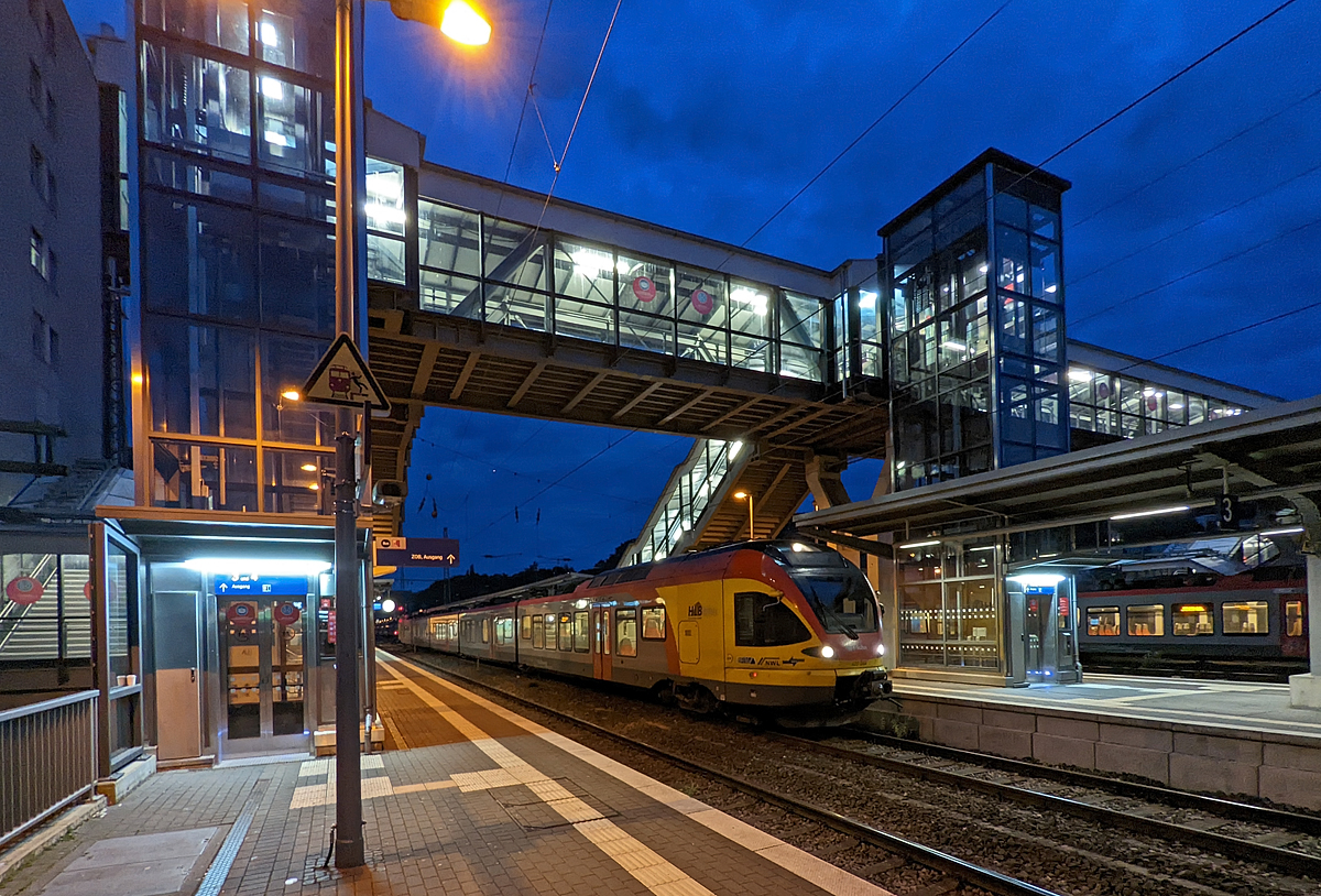Fr�h morgens im Hbf Siegen....
Der 5-teilige Stadler Flirt 429 044 / 429 544 der HLB (Hessischen Landesbahn) steht am 31.05.2022 (04:48 Uhr), als RE 99  Main-Sieg-Express  (Siegen – Gie�en – Frankfurt am Main Hbf), im Hauptbahnhof Siegen zur Abfahrt bereit.
