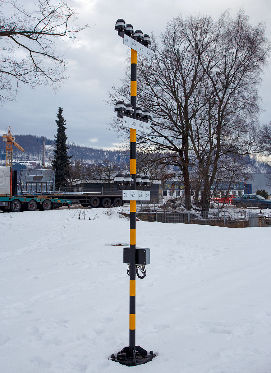 
Früher (bis 2016) waren in Kreuttal im Bereich der Gleise der KSW (Kreisbahn Siegen-Eigensten) Handweichen, nun sind hier Weichen mit elektrischen Antrieb. Hier eine Bedienstation (28.01.2017) für Gleis 6,21,23 und 24, diese befindet sich unmittelbar neben dem Gleis. Der Zugführer kann per Schlagschalter die Weiche stellen, ohne abzusteigen. Die Bedienung ist einfach und übersichtlich. Ein visuelles Signal (Weichenlagemelder) zeigt an, ob der Stellbefehl ausgeführt wurde. Die Schlagschalter befinden sich in drei unterschiedlichen Höhen, jeweils zum bedienen, aus dem Fahrzeugstand, vom Rangiertritt oder Rangierbühne, sowie vom Boden (für den Rangierer). Dieses System ist von der Firma HANNING & KAHL GmbH & Co KG (Oerlinghausen).
