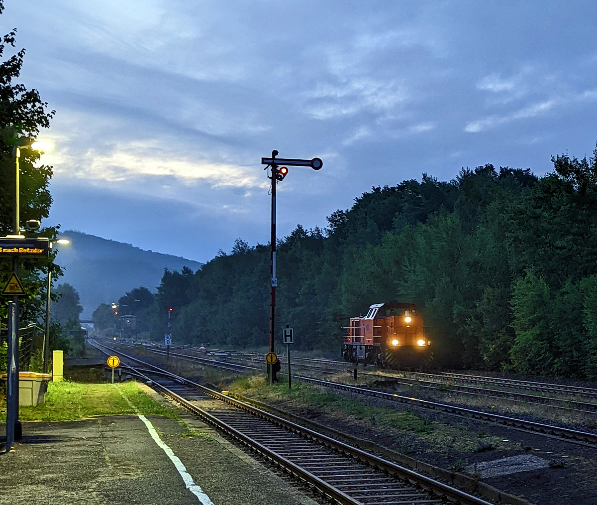 Frühmorgens im Bahnhof Herdorf.....
Die KSW 44 (92 80 1271 004-4 D-KSW) der KSW (Kreisbahn Siegen-Wittgenstein), die MaK G 1000 BB, fährt am 11.07.2022 um 4.54 Uhr als Lz von Herdorf in Richtung Betzdorf (Sieg).
Das Bild wurde mit dem Smartphone gemacht.
