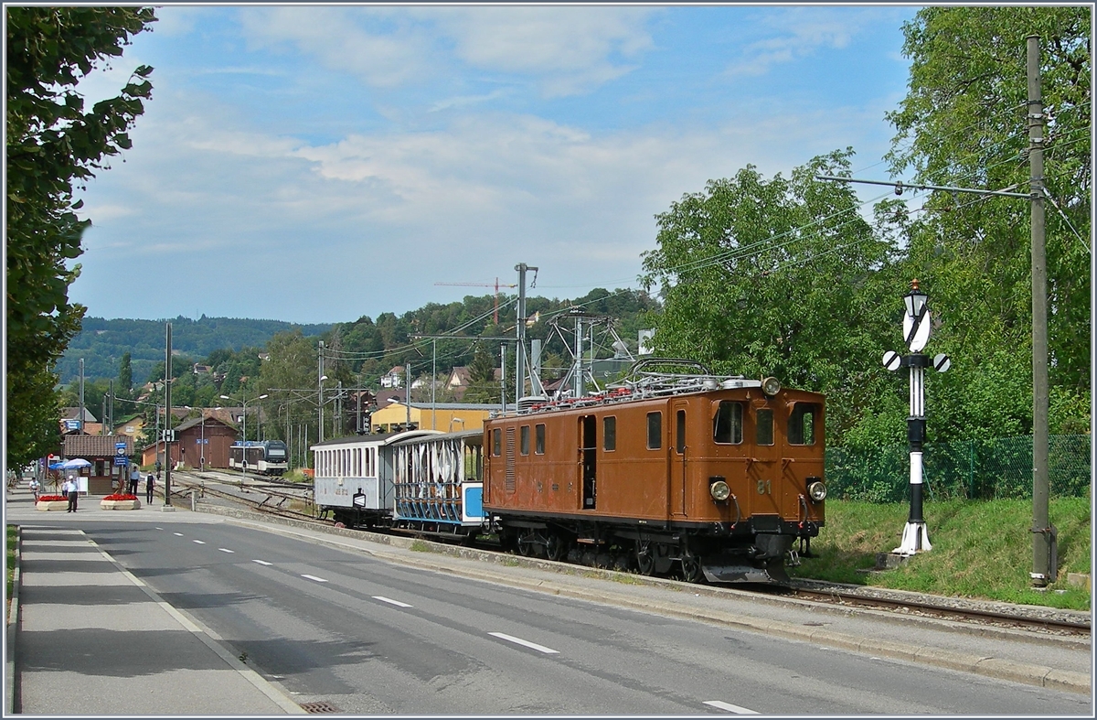 Für den B-C Klassiker in Blonay eignet sich natürlich auch die Blonay-Chamby Bahn Bernina Bahn Ge 4/4 81, hier bei der Ausfahrt nach Chamby bei der Vorbeifahrt am Ausfahrsignal, einer Hippschen Wendeschiebe.

16. August 2020