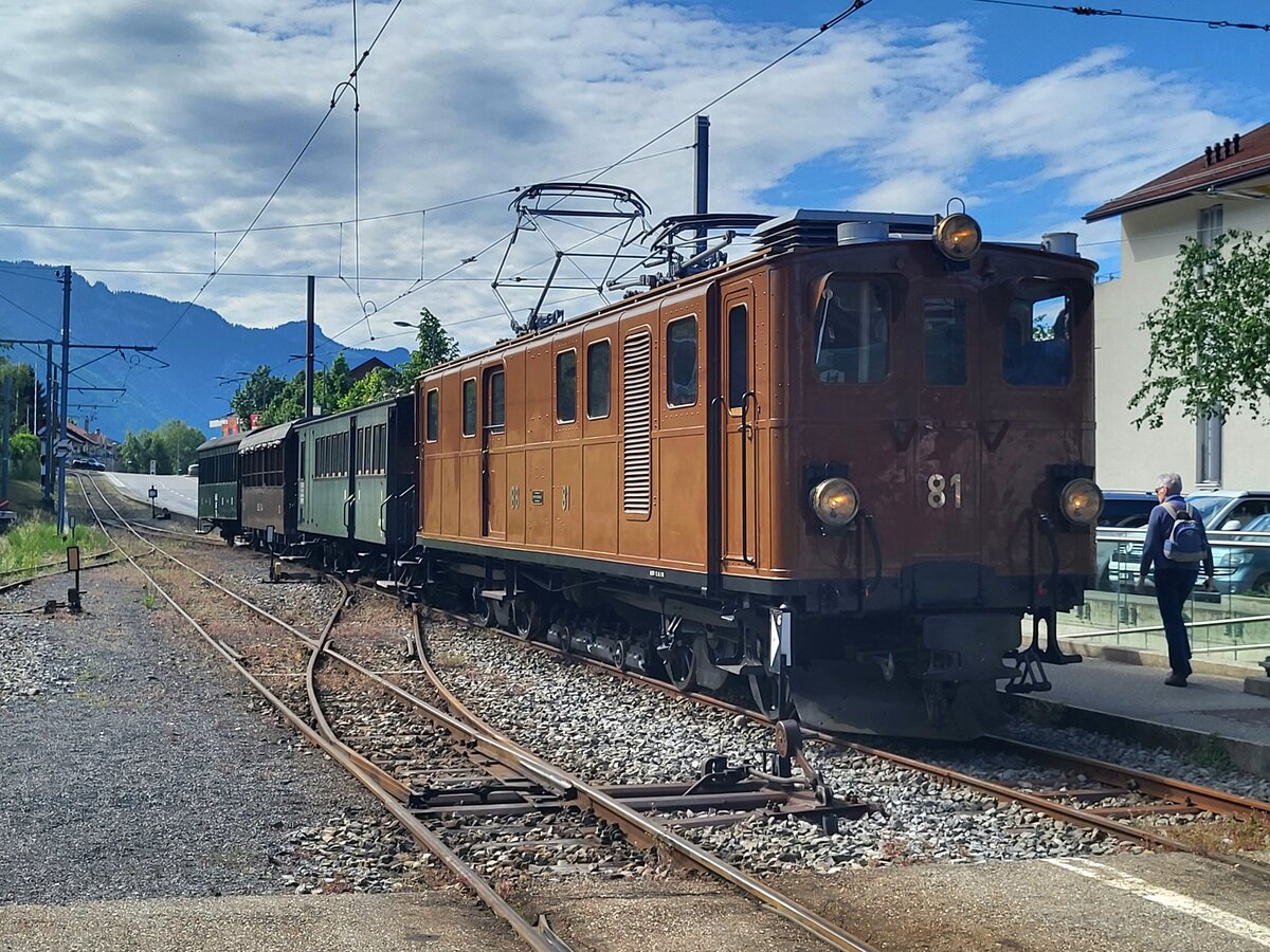 Ganz druckfrisch: das B C Dampf Festival 2024 mit der in Blonay eingetroffen Ge 4/4 81.
18.Mai 2024 (Handbild)