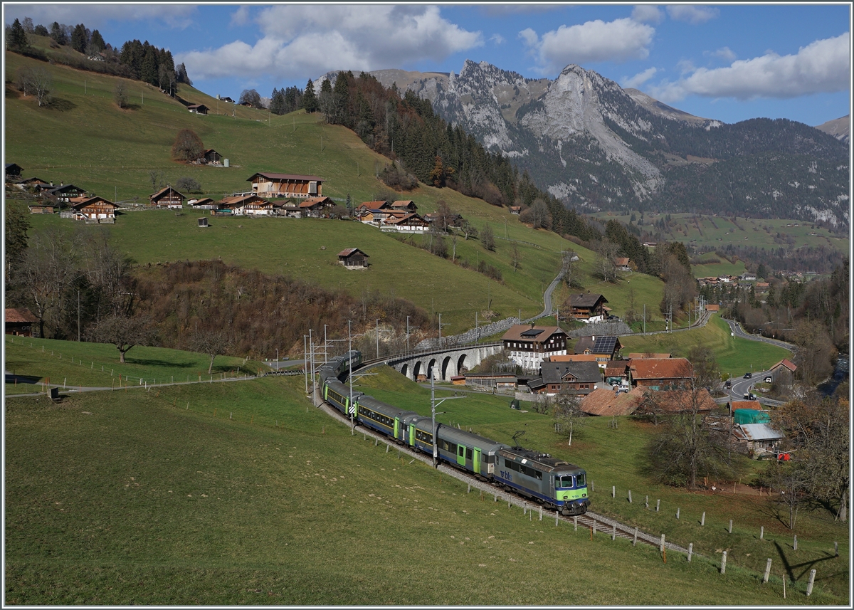Garstatt, eine herrliche Fotostelle im Simmental und doch hat das auf den ersten Blick so beschauliche Motiv seine Tücken: Weder um zwölf Uhr noch um vierzehn Uhr ist der Zug UND das Viadukt im  besten Licht  und um ein Uhr fährt keine RE... Doch mit etwas Geduld kann ich nun doch Zug und Viadukt im Besten Licht zeigen: Ich mussten nur warten bis der  Zwölf Uhr  Zug eine Stunde später fuhr, durch die Umstellung von Sommer- auf Winterzeit. Die BLS Re 4/4 II 501 ist mit ihrem RE von Zweisimmen nach Interlaken Ost unterwegs.

9. Nov. 2020