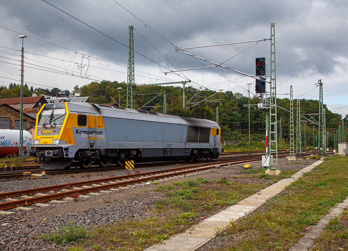 Geballte Dieselpower....
Die V 500.17 alias 264 010-0  (92 80 1264 010-0 D-SGL), eine Voith Maxima 40 CC der SGL - Schienen G�ter Logistik GmbH (Dachau) am 20.09.2022 in Betzdorf/Sieg.

Die Voith Maxima 40 CC wurde 2010von Voith in Kiel unter der Fabriknummer L06-40010 gebaut.

Die Maxima-Familie war die erste Lokomotiventwicklung der Voith Turbo Lokomotivtechnik GmbH. Der erste Typ dieser Familie war die „Maxima 40 CC“, die erstmals auf der InnoTrans 2006 in Berlin vorgestellt wurde. Zwei Jahre sp�ter folgte die „Maxima 30 CC“, die ihrer gr��eren Schwester weitgehend gleicht, jedoch einen Dieselmotor mit weniger Leistung besitzt.

Bei den beiden Typen handelt es sich um schwere sechsachsige Lokomotiven f�r den G�terzugdienst. F�r den Antrieb kommen mittelschnell laufende Dieselmotoren von ABC zum Einsatz. Die Leistungs�bertragung erfolgt �ber das neu entwickelte Voith-Getriebe des Typs LS 640 breU2, das unter dem Produktnamen Turbo Split vermarktet wird. Dieses Getriebe besitzt je zwei Wandler mit nachgeschalteter Wendestufe f�r die beiden Drehgestelle. Dabei handelt es sich im Prinzip um zwei Getriebe in einem Geh�use, die von einer gemeinsamen Antriebswelle aus angetrieben werden, jedoch �ber zwei voneinander entkoppelte Abtriebe die beiden Drehgestelle der Lokomotive antreiben.

Entsprechend ihrer Verwendung als schwere Streckenlokomotive k�nnen die Maxima in verschiedenen europ�ischen L�ndern zugelassen werden. Unter den ersten Lokomotiven befinden au�er f�r Deutschland auch Varianten f�r die Niederlande, Belgien, Tschechien und Polen. Dabei sind Lokvarianten mit Ausr�stungen f�r bis zu vier unterschiedliche L�nder lieferbar. Diese ist in Deutschland und den Niederlanden zugelassen.

TECHNISCHE DATEN:
Spurweite: 1.435 mm
Achsfolge: C'C'
L�nge �ber Puffer: 23.200 mm 
Drehzapfenabstand: 11.430 mm
Achsabstand im Drehgestell: 3.600 mm (2 x 1.800 mm)
Raddurchmesser (neu): 1.150 mm
gr��te Breite: 2.900 mm
kleinster bef. Gleisbogen: 80 m 
Eigengewicht: 126 t
Kraftstoffvorrat: 9.000 l  
H�chstgeschwindigkeit: 120 km/h Streckengang 

Baujahr: seit 2006

Motorhauptdaten:
Motorbauart: Mittelschnelll�ufer V16-Zylinder-4 Takt-Dieselmotor  mit Turbolader und Ladeluftk�hlung
Motorhersteller: ABC (Anglo Belgian Corporation)
Motortyp:   16 DZC-1000-169-A 
Nennleistung:  3.600 kW (4.890 PS)
Drehzahl :  1.000  U/min   
Bohrung/Hub: 256/310 mm
Hubraum: 255,2 Liter l
Abgas-Emission :   EU Nonroad Richtlinie 97/68 EG, Stufe IIIA 
L�nge: 5.290 mm
Breite: 1.850 mm
H�he: 2.840 mm
Gewicht (trocken): ca. 21.750 kg

Getriebe und Leistungs�bertragung:
Hydrodynamisches-Voith-Getriebe vom Typ LS 640 reU2  Turbosplit 
betriebliche Anfahrzugkraft: 408 kN (max. 519 kN)
dynamische Dauerbremsleistung: 2.500 kW
