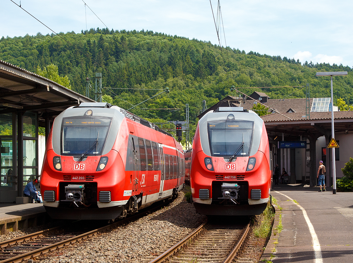 
Geballte Hamster-Macht ....
Gleich 2 mal zwei gekuppelte vierteilige Bombardier Talent 2 der DB Regio NRW als RE 9 (rsx - Rhein-Sieg-Express)  am 10.06.2016 im Bahnhof Betzdorf (Sieg), links auf Gleis 106 der RE 9 (Siegen - Köln - Aachen) und rechts der RE 9 nach Siegen.