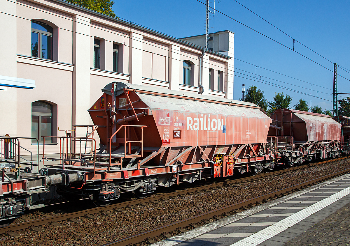 Gedeckte Schüttgutwagen mit schlagartiger Schwerkraft-Mittenentladung, mechanischem Klappenverschlusssystem und vier Radsätzen, der Gattung Taoos-z 894.1, UIC 31 80 0695 688-8 D-DB, der DB Cargo AG am 19.09.2018 im Zugverband bei der Durchfahrt im Hbf Brandenburg an der Havel.

Neben den gedeckten Schüttgutwagen mit dosierbarer Schwerkraftentladung stellt die DB Cargo auch Fahrzeuge für die gleismittige, schlagartige Entladung zur Verfügung. Der besondere Vorteil dieser Wagen ist die staubarme Be- und Entladung.

Diese Wagen sind für den Transport von nässeempfindlichen Schüttgütern, insbesondere von korrosiv wirkenden Ladegütern wie z. B. Düngemitteln, Salz und Kali vorgesehen.Der in vier zusammenhängende Kammern gegliederte Ganzstahl-Wagenkasten aus korrosionsträgen Blechen und das aus äußeren Längs- und Querträgern bestehende Untergestell sind als Schweißkonstruktion ausgebildet. Begrenzt werden die Kammern im mittleren Bereich von senkrechten Seiten- und Trennwänden sowie den zu 60° gegen die Horizontale geneigten Stirnwänden. Im unteren Teil bilden die Begrenzungsflächen pyramidenförmige Auslauftrichter gleicher Neigung. Leitbleche an den Stoßkanten runden die Trichter aus und begünstigen das Auslaufen des Ladegutes.

Die Entladung erfolgt wahlweise durch Betätigen von zwei Handrädern, die seitlich in Wagenmitte oberhalb des Langträgers angebracht sind. Neben schlagartiger Entleerung gestattet der Wagen auch ein bedingt dosierbares Entladen. Be- und Entladung verlaufen weitgehend staubarm. Staubminderndes Entladen wird vor allem durch die Gestaltung und Lage der Schieber bewirkt, die bis auf 200 mm über SO heran geführt werden und auch anpassungsfähig an spezielle, stationär installierte Absaugeinrichtungen sind.

Das Entfernen von Ladegutresten in der Be- oder Entladestraße ist nur durch leichte Gummihammerschläge auf die äußeren Behälterwandungen gestattet oder durch den Einsatz von Pressluftlanzen im Laderaum! Der Wagen darf nur mit geschlossenem Dach und geschlossenen Schwenkschiebern befördert werden.

Die Taoos-z 894 entstanden durch Umbau der von der DR beschafften Uaoos-y 948. 1995 werden im Werk Zwickau 331 Wagen umgebaut. Sie erhalten dabei geänderte Oberkästen mit einer durchgehenden Beladeöffnung und mit von der Bühne aus zu bedienendem Schwenkdach. Ursprünglich wurde der Laderaum mit vier Dachklappen verschlossen.


TECHNISCHE DATEN:
Spurweite: 1.435 mm
Länge über Puffer: 16.000 mm
Drehzapfenabstand: 10.960  mm
Achsabstand im Drehgestell: 1.800 mm
Drehgestell-Bauart: Y 25 (Cs) – 839
Wagenhöhe: 4.130 mm
Laderaum:  67,0  m³
Länge der Beladeöffnung: 10.120 mm
Breite der Beladeöffnung: 1.200 mm
Eigengewicht: 23.800 kg
Höchstgeschwindigkeit:  100  km/h (beladen) / 120 km/h (leer)
Maximales Ladegewicht: 55,5 t (Streckenklasse C oder höher)
Kleinster bef. Gleisbogenradius: 75 m
Bauart der Bremse: KE-GP
Handbremse: nein
Umgebaut aus: Uaoos-y 948
Intern. Verwendungsfähigkeit: RIV