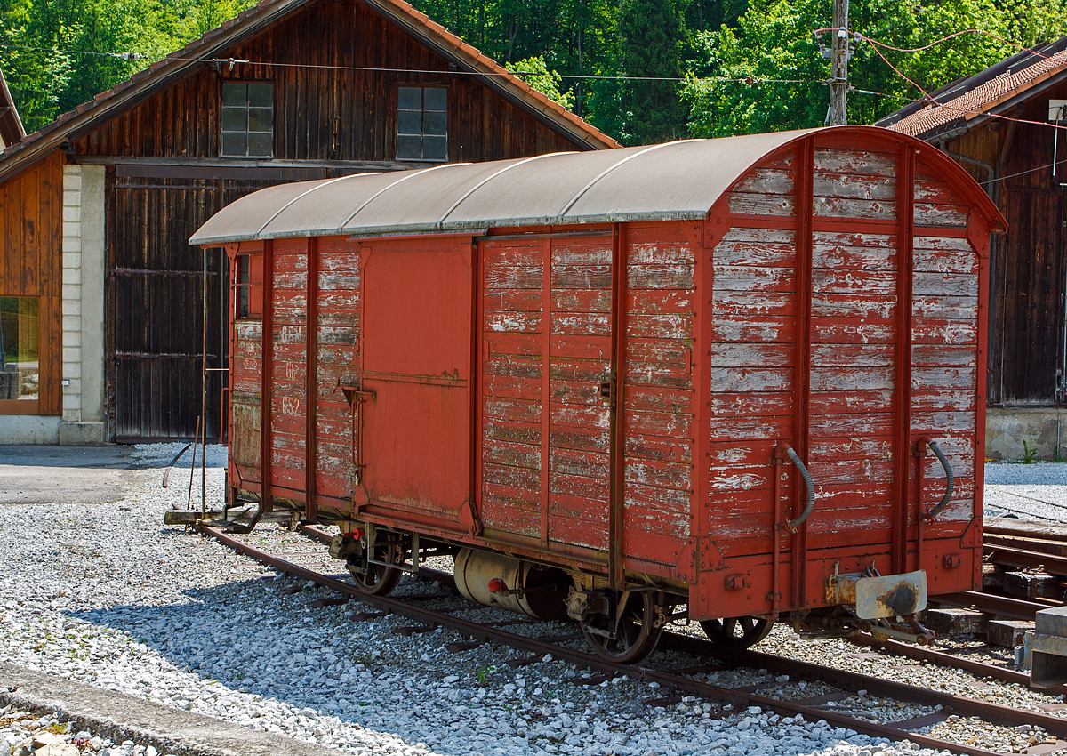 Gedeckter zweiachsiger Güterwagen GFM Gb 652 abgestellt am 28.05.2012 beim Bahnhof Montbovon. Die ehemalige GMF (Chemins de fer fribourgeois Gruyère–Fribourg–Morat) fusionierte zum 01.01.2000 mit der Transport en commun de Fribourg (TF) zu den Freiburgischen Verkehrsbetrieben (TPF). Dabei absorbierte die GFM die TF und gab sich den neuen Namen TPF.

TECHNISCHE DATEN (laut Anschriften):
Spurweite: 1.000 mm (Meterspur)
Anzahl der Achsen: 2
Eigengewicht: 7.810 kg
Ladefläche: 15 m²
Max. Zuladung: 15 t

