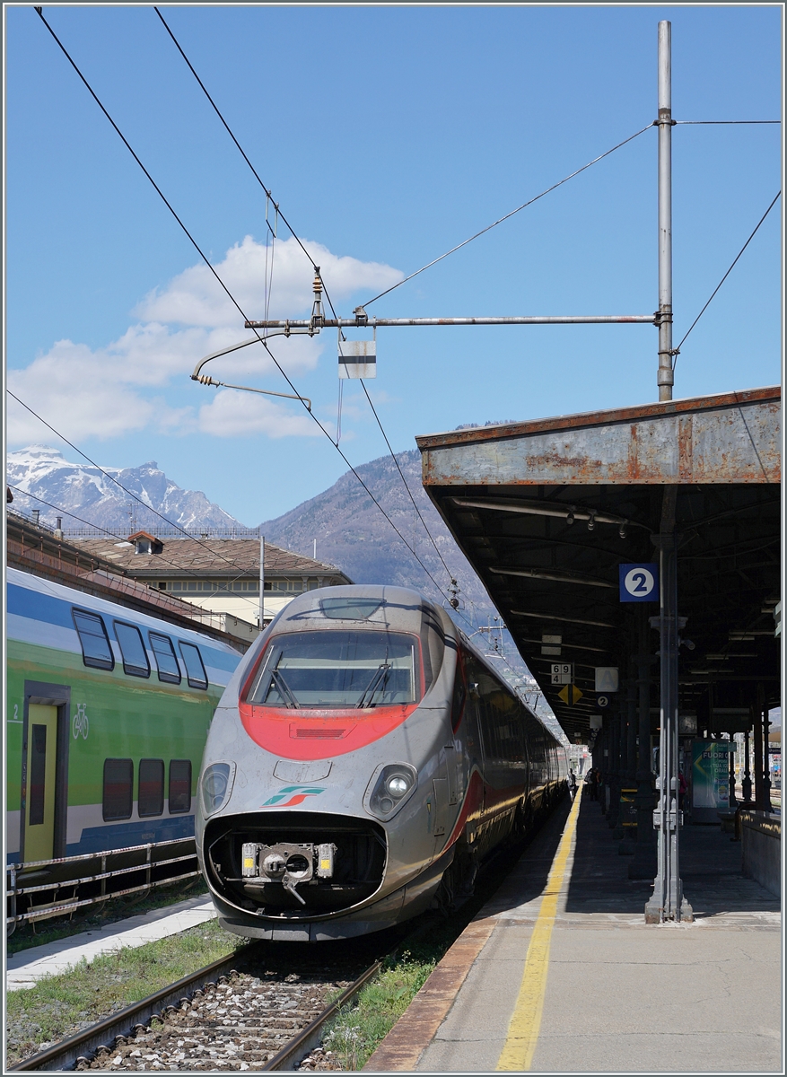 Geduldig wartet der FS Trenitalia ETR 610 003 in Domodossola als EC 142 Domodossola - Genève auf  die Abfahrt. Der Zug ist als EC 143 in Domodossola um 10:12 angekommen und dann für die Rückfahrt abgestellte worden. Grund dafür sind die langwierigen Bauarbeiten zwischen Stresa und Arona. 

4. April 2025