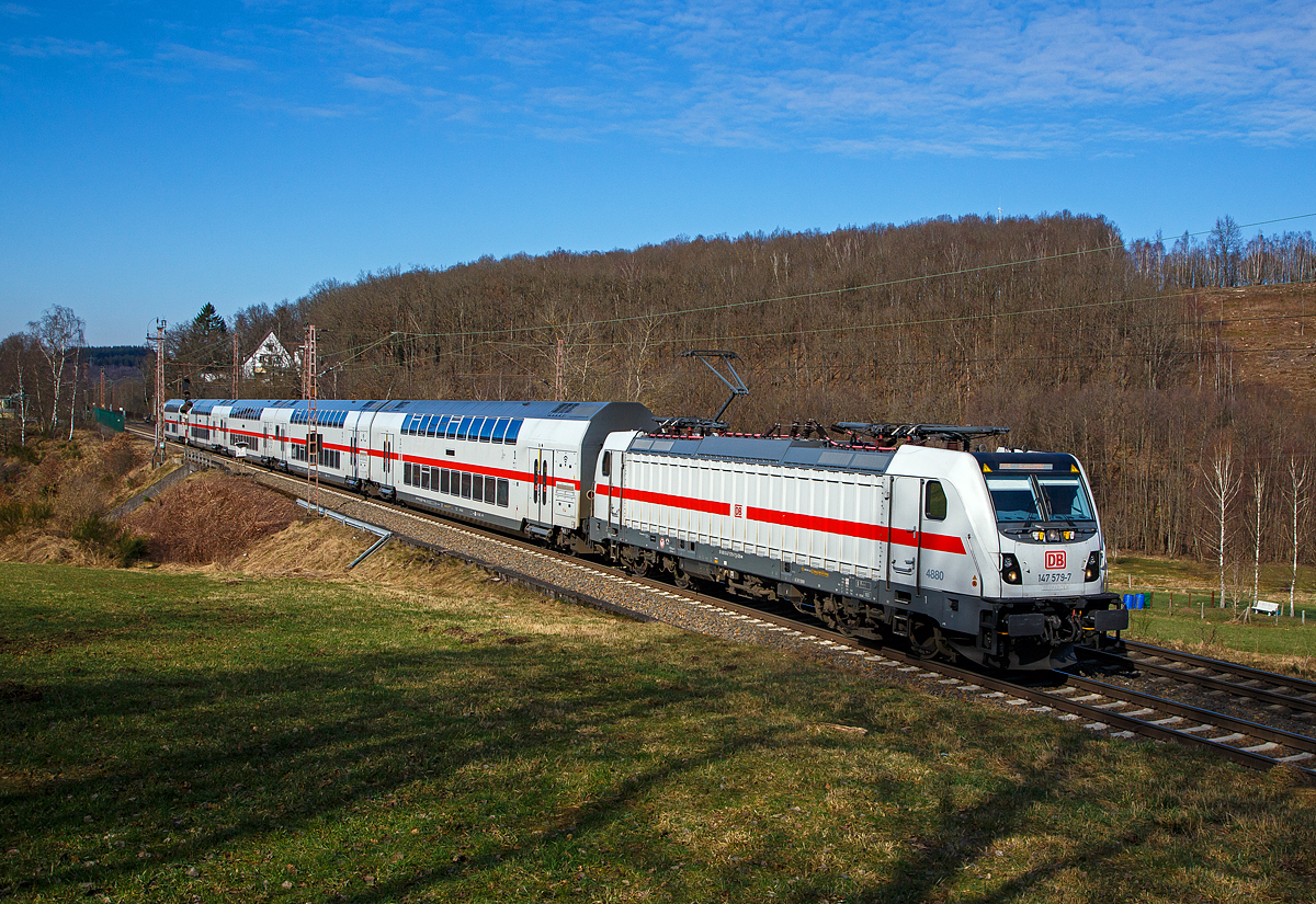 Gef�hrt von der 147 579-7 (91 80 6147 579-7 D-DB – IC 4880) der DB Fernverkehr AG, rauscht der IC 2229 (Dortmund Hbf - Siegen Hbf – Frankfurt/Main Hbf) bei Rudersdorf (Kr. Siegen) am 02.03.2022 �ber die Dillstrecke (KBS 445) in Richtung Frankfurt(Main).

Die TRAXX P160 AC3 wurde 2020 von Bombardier in Kassel unter der Fabriknummer 35662 gebaut und an die DB Fernverkehr AG geliefert. Sie hat die Zulassungen f�r Deutschland. F�r die Schweiz ist/war die Zulassung auch vorgesehen, daher hat sie auch vier Stromabnehmer, doch wurde noch keine Zulassung f�r die Schweiz vom Hersteller erlangt.