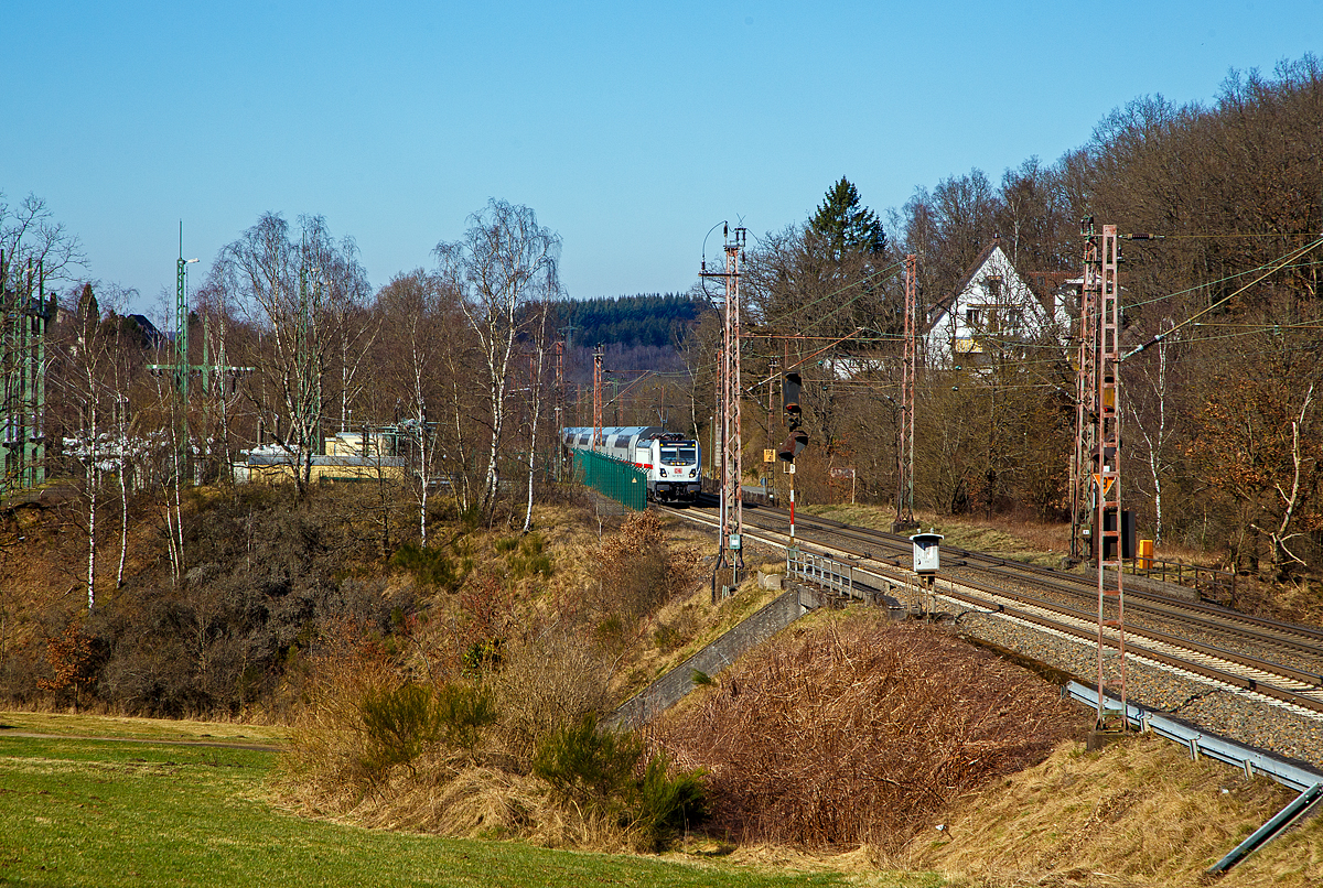 Gef�hrt von der 147 579-7 (91 80 6147 579-7 D-DB) der DB Fernverkehr AG kommt der IC 2229 (Dortmund Hbf - Siegen Hbf - Frankfurt(Main)Hbf) am 02.03.2022 durch Rudersdorf (Kr. Siegen) in Richtung Frankfurt(Main) an gerauscht.

Link sieht am das Umspannwerk bzw. Unterwerk Uw Rudersdorf (Kr. Siegen).

