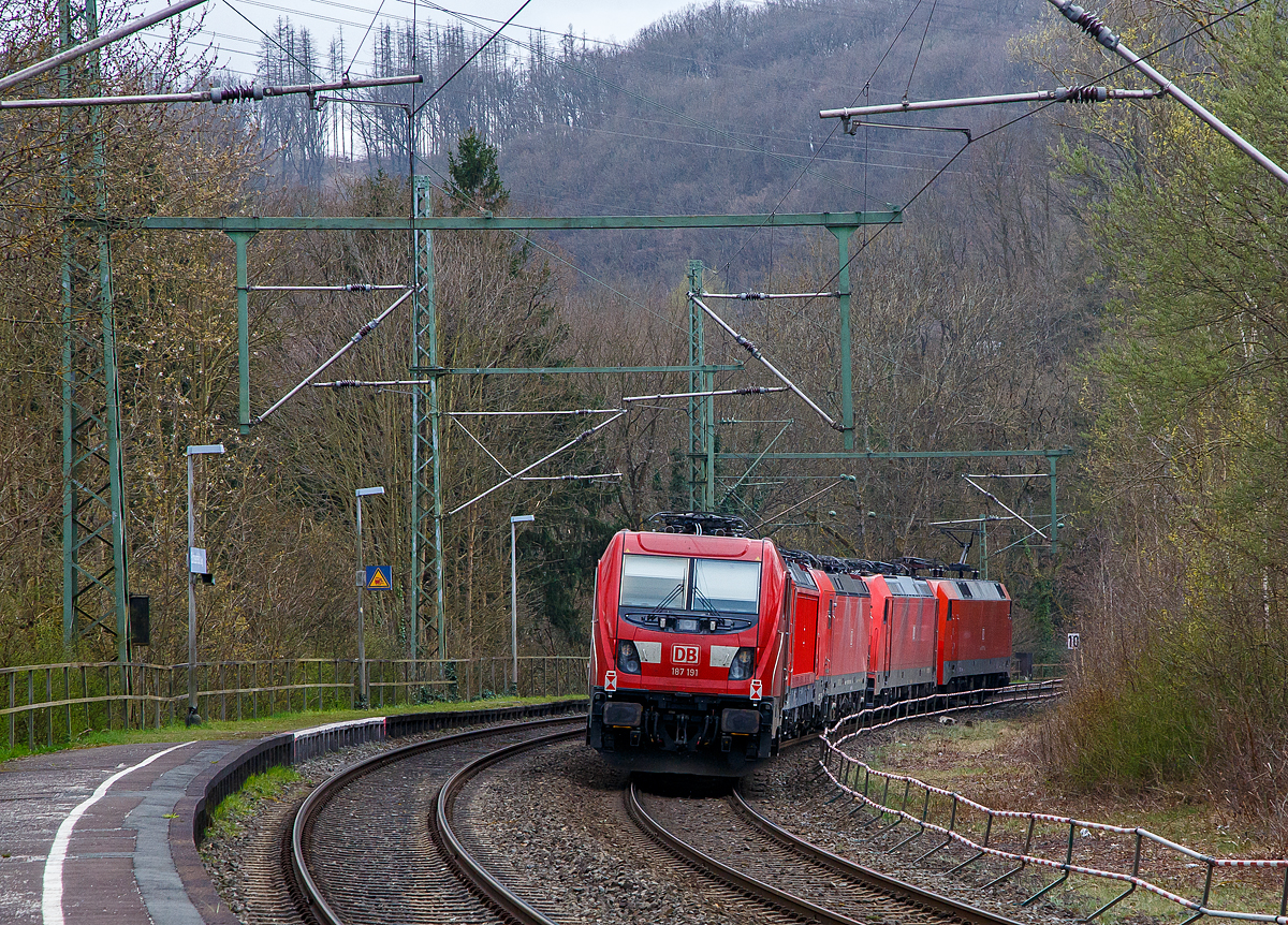 Geführt von der DB Cargo 152 170-7 fährt am 01.04.2022 ein Lokzug durch Scheuerfeld (Sieg) in Richtung Köln. Hinter der 152 sind es die 185 375-3, die Vectron 193 379-5 (die 100. Vectron MS der DB Cargo), die 187 185-4 und die 187 191-2.
