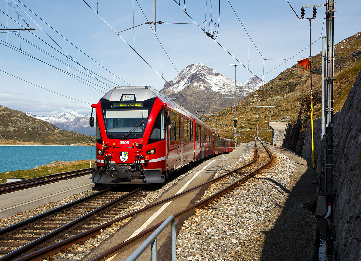 
Geführt von dem ALLEGRA-Zweispannungstriebzug RhB ABe 8/12 - 3505  Giovanni Segantinit  erreicht der Bernina Express am 013.09.2017  den höchsten Punkt der Strecke, die Station Ospizio Bernina (Bernina Hospiz), wo er ohne Halt durchfährt.