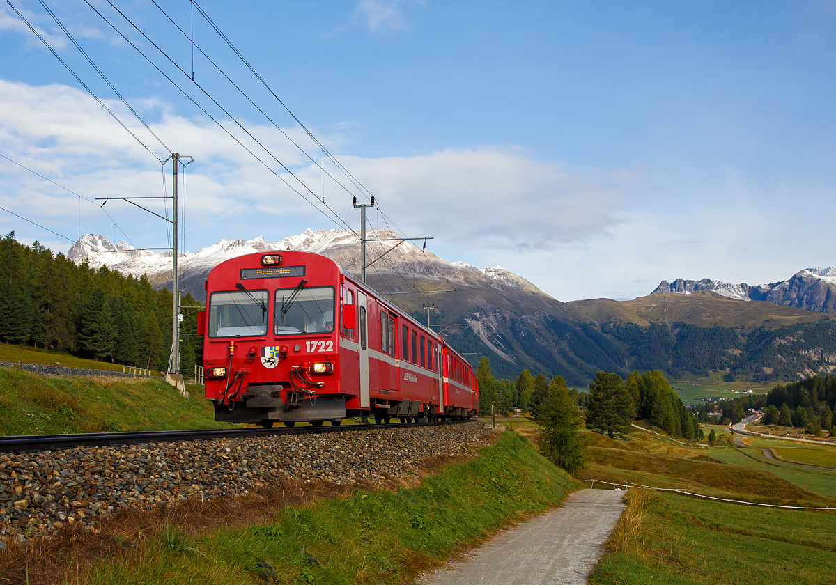 Gef�hrt von dem Steuerwagen RhB BDt 1722 erreicht der Regionalzug (R 1917) von Sagliains am 13.09.2017 nun bald den Bahnhof Pontresina. 

Der Steuerwagen wurde 1982 von FFA und SWP (Drehstelle) gebaut. Nach 2010 wurde Steuerwagen komplett umgebaut, heute ist die Front ganz anders aber auch die T�ren wurden ver�ndert. Zuvor war die Front runder, hatte drei Fenster und runde Scheinwerfer. 