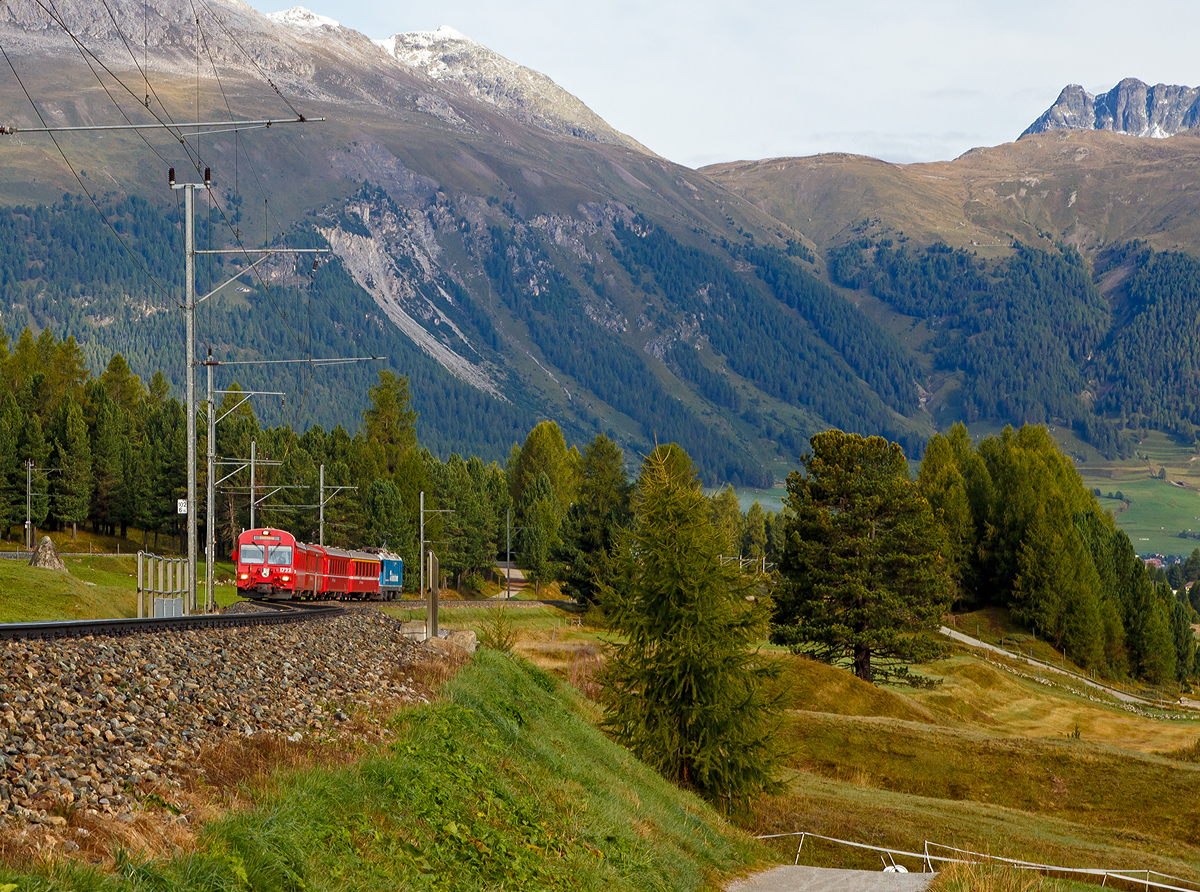 
Geführt von dem Steuerwagen RhB BDt 1722 erreicht der Regionalzug (R 1917) von Sagliains am 13.09.2017 nun bald den Bahnhof Pontresina. Schublok war die  blaue  RhB Ge 4/4 II 619  Samedan .