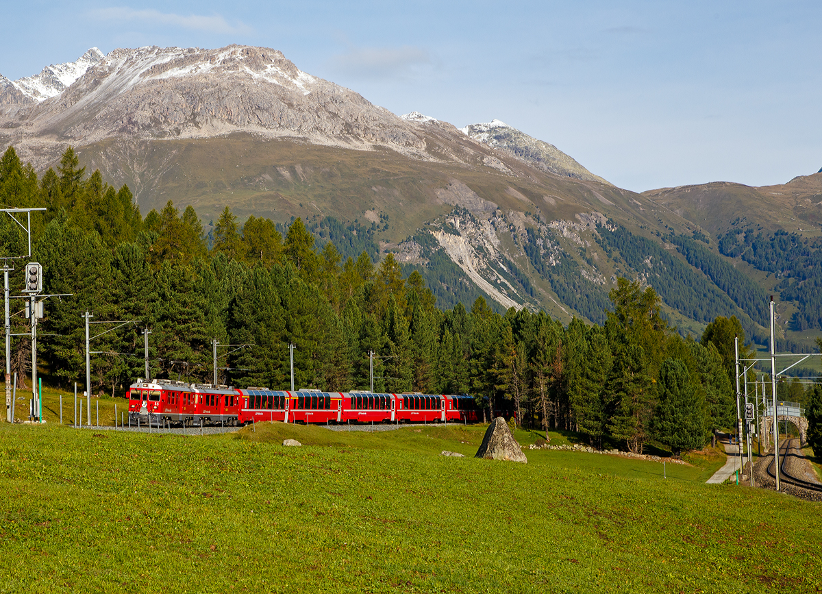 
Geführt von den RhB beiden ABe 4/4 III Triebwagen Nr. 55  Diavolezza  und Nr. 56  Corviglia  erreicht der Bernina-Express (RhB D 973) am 13.09.2017 bald den Bahnhof Pontresina. 

Rechts die Strecke Pontresina - Samedan.