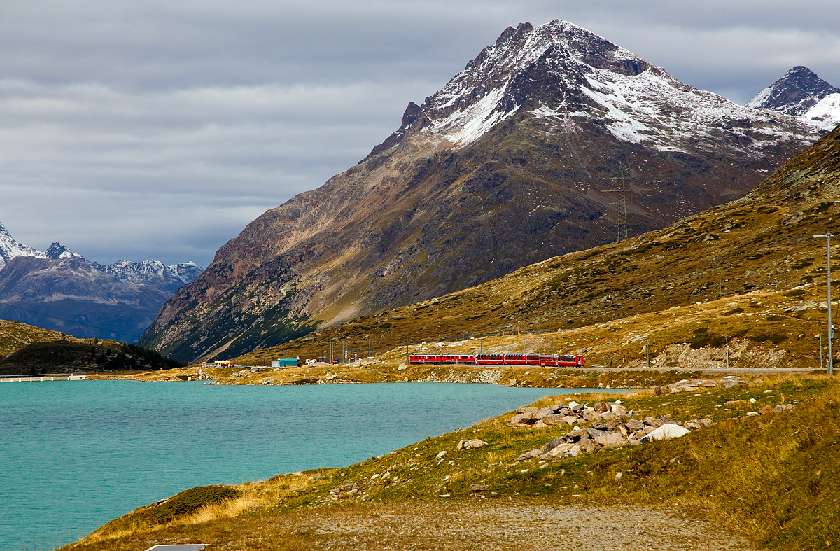 
Geführt von zwei RhB ABe 4/4 III Triebwagen hat derRegio-Zug von Tirano nach St. Morit, am 13.09.2017 die höchstgelegene Bahnstation im Netz der Rhätischen Bahn, die Station Ospizio Bernina verlassen und fährt nun weiter hinab.....