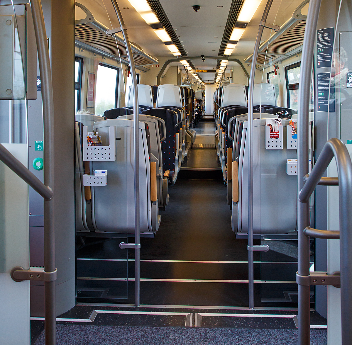 
Gegenüber vielen anderen Bombardier Talent 2 sind die der Abellio Rail Mitteldeutschland GmbH etwas anders eingerichtet. Der Innenraum ist großzügig und bequem ausgestattet, hier im 9442 305 (94 80 9442 305-0) am 30.04.2016 auf der Fahrt von Gotha nach Erfurt.