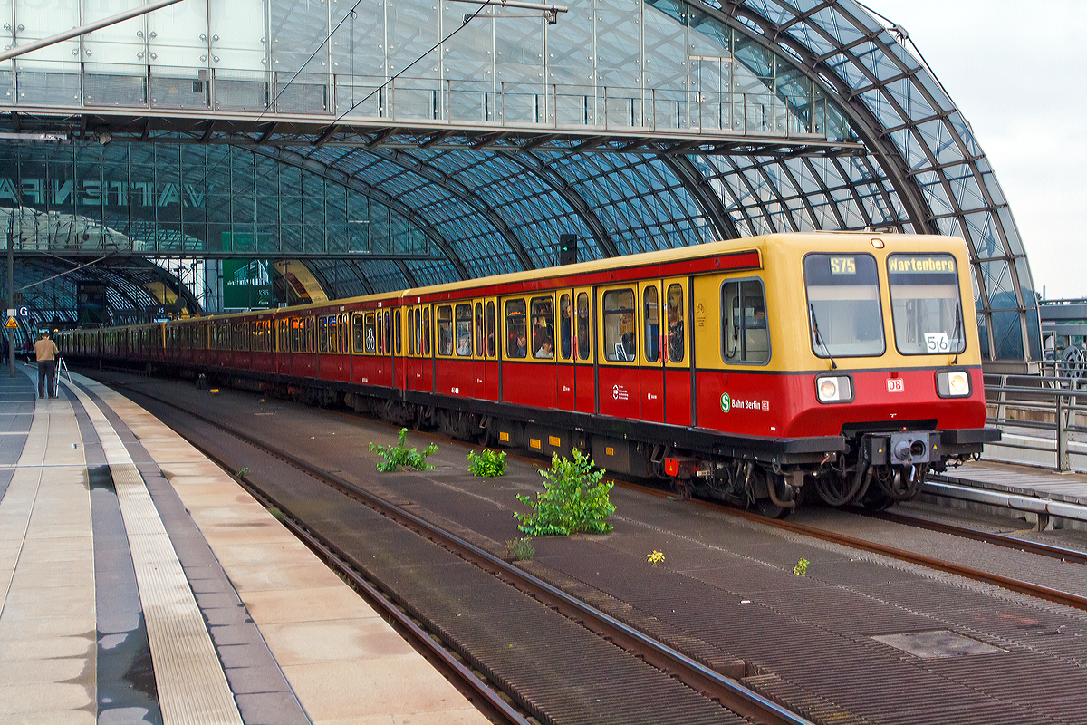 
Gekoppelte elektrische Triebz�ge, sprich vier Vietelz�ge, der DB-Baureihe 485/885 (ex DR-Baureihe 270) der S-Bahn Berlin fahren als S75 (Westkreuz – Wartenberg) am 26.09.2014 vom Hauptbahnhof Berlin in Richtung Wartenberg los. 

Diese Baureihe wurde in den Jahren 1987 bis 1992 seitens der Deutschen Reichsbahn geordert, und 166 Viertelz�ge von  VEB Lokomotivbau Elektrotechnische Werke „Hans Beimler“ Hennigsdorf (LEW) gebaut. Bei der Deutschen Reichsbahn trugen sie die Baureihenbezeichnung 270, bei der S-Bahn Berlin wird sie als Baureihe 485 gef�hrt. Ein Viertelzug setzt sich hier aus einem Triebwagen mit F�hrerstand und einem Beiwagen zusammen. Im Jahr 2003 lief die schrittweise Ausmusterung der Baureihe an. Seit dem Jahr 2010 wird zur Unterst�tzung des Fahrzeugparks wieder ein Teil des abgestellten Bestandes reaktiviert.

Technische Daten (bezogen auf einen Vietelzug)
Spurweite: 1.435 mm (Normalspur)
Achsformel: Bo'Bo'+2'2'
L�nge �ber Kupplung: 36.200 mm
Breite: 3.000 mm
Drehzapfenabstand: 12.100 mm
Drehgestellachsstand: 2.200 mm
Leergewicht: 59,0 t
H�chstgeschwindigkeit: 	90 km/h
Stundenleistung: 600 kW
Beschleunigung: 0,68 m/s�
Motorentyp: Gleichstromreihenschluss
Anzahl der Fahrmotoren: 	4
Stromsystem: 	750 V = (DC)
Strom�bertragung: 	seitliche, von unten bestrichene Stromschiene
Kupplungstyp: 	Scharfenbergkupplung
Sitzpl�tze: 110
Stehpl�tze: 253
Durch die Leichtbauweise in Aluminium, die neue elektrodynamische Bremse und die M�glichkeit zur R�ckspeisung der Bremsenergie ins Netz konnte im Mittel eine Energieersparnis von etwa 30 Prozent im Vergleich zu den Altbauz�gen erreicht werden.
