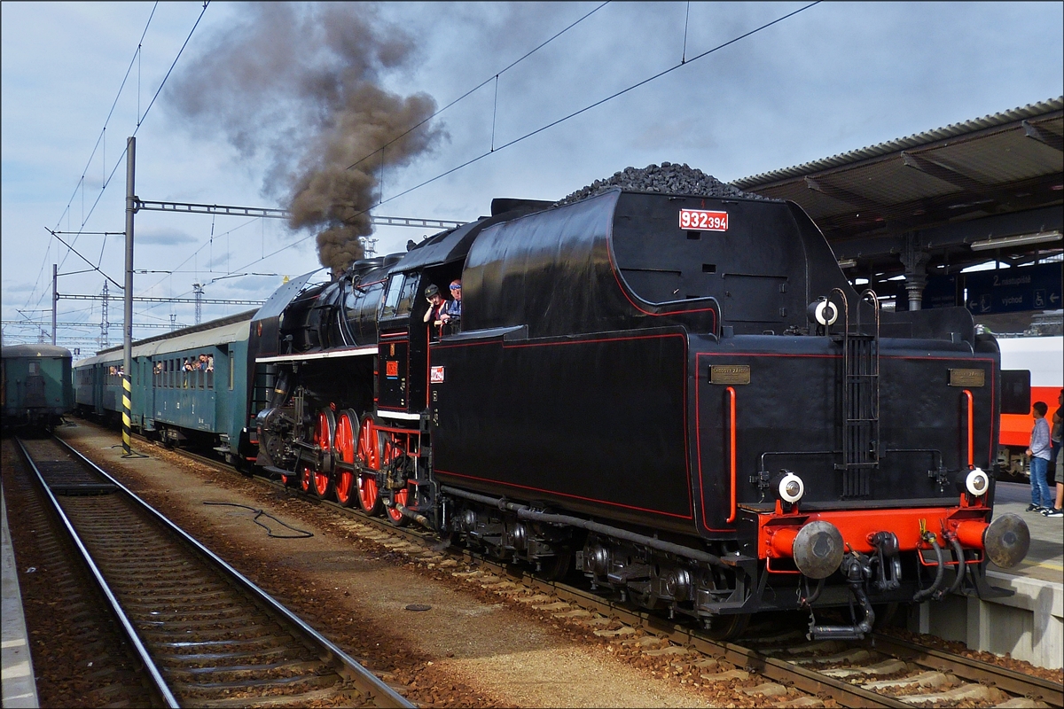 Gelangweilt wartet am 22.09.2018 das Lokpersonal der Dampflok 475 179 auf fahrt Freigabe um ihren Sonderzug aus dem Bahnhof von Budejovice (Budweis) in die Abstellung zu den weiteren Exponaten des Bahnfestes zu überführen.
Lok Daten: Gebaut von Skoda in Plzen; L.ü.P. 24,8 m; Spurweite 1,435m, Achsfolge 2'D1' h2; Dienstgewicht 100 t; Vmax 100 km/h; Wasservorrat 26 m³, Brennstoffvorrat: 14,9 m³.  