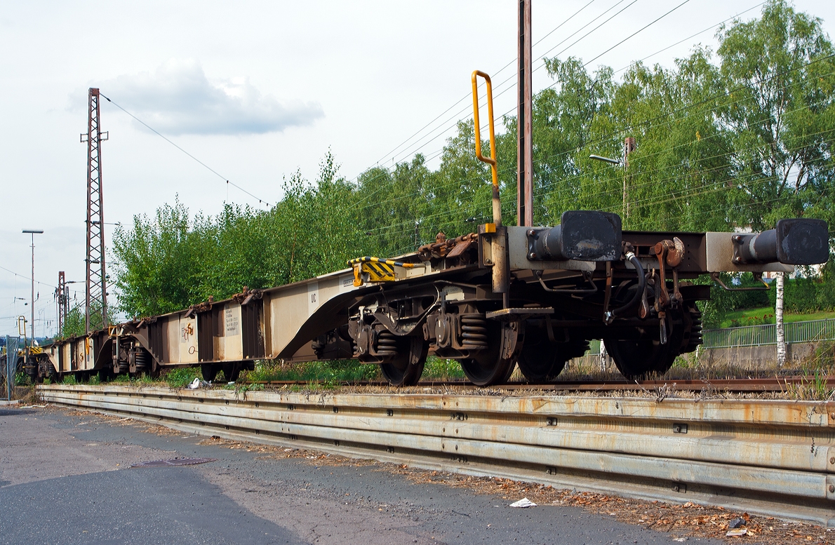 Gelenk-Containertragwagen mit 6 Rads�tzen der Gattung Sggmrs 104´.45 (33 68 4954 523-9 D-AAEC) der AAE Cargo AG (CH), eingestellt in Deutschland, abgestellt am 29.08.2013 in Kreuztal. 

Ein moderner, effektiver Wagen f�r den Transport von Gro�container und Wechselbeh�ltern (7.15 m, 7.45 m und 7.82 m). Jeder Wagen kann mit 4 WB beladen werden mit einem Gesamtladegewicht von 105 t. Dadurch wird in der Zugkomposition Ladel�nge und Gewicht eingespart.

Technische Daten:
L�nge �ber Puffer: 33.480 mm
Eigengewicht: 29.310 kg
Minimaler Bogenradius: 150 m (bei Einzelwagen 75m)
Max. Geschwindigkeit: 120 km/h