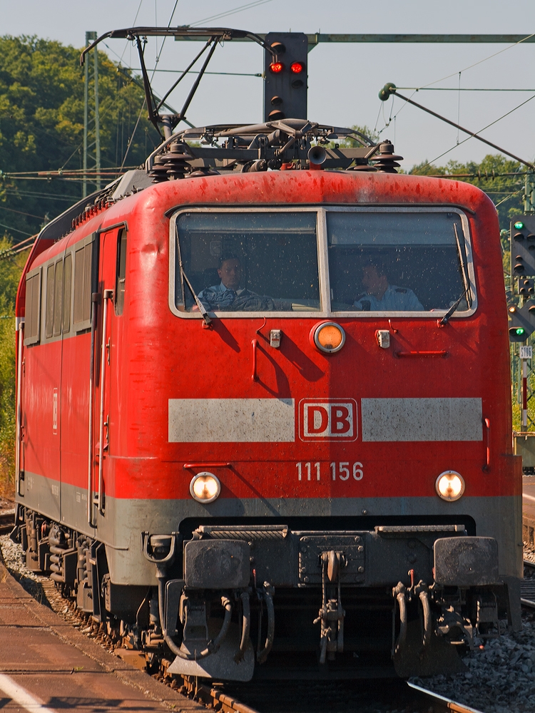 Genau erwischt, an den Seiten belassen, nur oben etwas abgeschnitten....
Die 111 156-6 mit dem RE 9 (Rhein-Sieg-Express) Aachen - K�ln - Siegen, f�hrt am 06.09.2013 in den Bahnhof Betzdorf (Sieg) ein.
