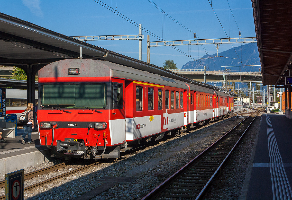 Gepäcktriebwagen zb De 110 001-5, ex SBB Brünig Deh 4/6 906, ex SBB Fhe 4/6, steht am 02.10.2011 in Interlaken Ost mit einem Regionalzug (IR) zur Abfahrt nach Meiringen bereit. Hier im Vordergrund der 1. / 2. Klasse Steuerwagen zb ABt 905-9.

Der Steuerwagen gehört auch zu den von der SBB Brünigbahn  von 1966 bis 1971bei SIG beschaffen Brünig Typ III-Wagen (SIG EW I), später erfolgte ein Umbau zum heutigen Steuerwagen.

Da die Wagen für den Einsatz auf Zahnradbahnen konzipiert sind, wurde möglichst gewichtssparend gebaut. Es gibt (außer früher bei den Brünig AB) nur ein WC. Der Kasten ist aus Aluminium.

TECHNISCH DATEN:
Baujahre: 1966 bis1971
Spurweite: 1.000 mm
Länge über Puffer : 18.230 mm
Wagenkastenlänge: 17.300 mm
Drehzapfenabstand: 12.830 mm
Drehgestelle: SIG-66 mit Bremszahnrad
Eigengewicht: 14 t
Sitzplätze: 18 in der 1 Klasse und 31 in der 2. Klasse
Zul. Höchstgeschwindigkeit: 80 km/h
Zugelassen für Netz der: Brünig, BOB und LSE
