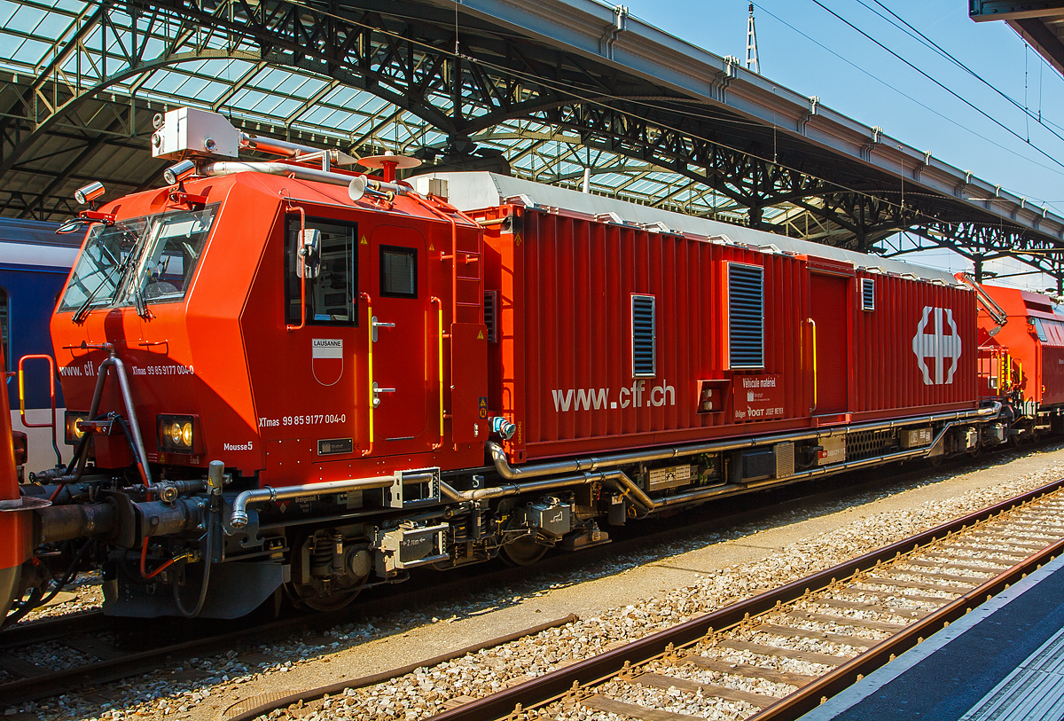 Ger�tefahrzeug XTmas 99 85 9177 004-0  von dem L�sch- und Rettungszug (LRZ)  Lausanne  hier am 29.05.2012 im Bahnhof Lausanne. 

Das Basisfahrzeug ist ein Windhoff MPV mit Spezialcontaineraufbau und Unterflurantrieb, 2 x 390 kW (MTU- PowerPack). 
Die Kabine besitzt neben der Fahrzeugsteuerung eine Funkausr�stung und die Steuerung der Wasser- und Schaumanlage. Das Fahrzeug besitzt weiterhin: Ger�tecontainer (Dr�ger Safety) mit Stromaggregat(50kW), Atemluftkompressor, Feuerwehrmateriallager, Atemluftvorrat 540.000 Liter. Eine Wasser-/Schaumanlage (Vogt/Windhoff) mit L�schmonitor, 2400 l/min bis 70m Reichweite. Mehrere Anschl�sse f�r Wasser, Schaum, CAFS-Schaum. Sowie einen Kran f�r Ladet�tigkeiten.