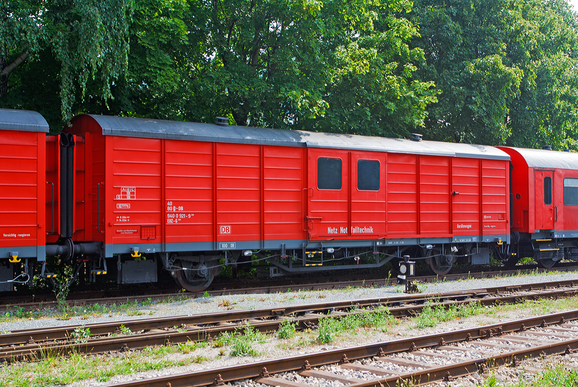 
Gerätewagen 40 80 D-DB 940 0 921-9 EHZ-G 360 (ex 40 50 947 0798-2) der DB Netz AG Notfalltechnik  abgestell am 24.08.2013 im Dampflokwerk Meiningen (DLW).

Unmittelbar hinter dem Aufenthaltswagen läuft der Gerätewagen in der Mitte des Hilfszuges. Deshalb hat der in Ganzstahlbauweise hergestellte Wagenkasten an beiden Seiten UIC-Übergangseinrichtungen mit einflügeligen Drehtüren und seitliche Schiebetüren mit je zwei Fenstern. Die Laufwerke entsprechen der Güterwagenbauart Gbs mit Doppelschakengehänge, Rollenlagern und einer Druckluftbremse der Bauart KE-1C. Eine Handbremse wird vom Wageninneren aus bedient. Lauf- und bremstechnisch ist, abweichend vom Aufenthaltswagen, nur eine Höchstgeschwindigkeit von 100 km/h möglich. Der Wagen erhielt durchgehende Hauptluftbehälterleitung, Zugsammelschiene, Dampfheizleitung, Steuerleitungen für den Wendezugbetrieb und diverse Energieversorgungs- und Kommunikationsleitungen. Die 24 V Stromversorgung für Beleuchtung erfolgte aus der Batterie des Mannschaftswagens.

Der 12,5 m lange Innenraum ist für die Lagerung von Geräten, Ausrüstungsgegenständen, Schläuchen, Kabeln, Seilen und anderem Werkzeug vorgesehen. Dazu erhielten die Längswände unterschiedliche Regale, Lagerungen und Schränke. Unmittelbar neben den mittig angeordneten Schiebetüren, fanden das MFD-Hydraulikaggregat (Deutschlandgerät) zum Aufgleisen, die zugehörigen Heber und Hilfsfahrwerke zum Abschleppen von Eisenbahnfahrzeugen ihren Platz. Zum Aus- und Einladen der Technik verfügt der Wagen über einen Brückenkran mit elektrischer Laufkatze, der sich jeweils 0,9 m seitlich aus dem Wageninneren durch die Türöffnungen verschieben lässt. Der Kran hat eine Hubkraft von 5 kN. Unter dem Wagen können weitere Aufgleisgeräte verladen werden.

Der Gerätewagen wird von der Batterie des Aufenthaltswagens mit 24 V Gleichstrom versorgt. Die Einspeisung für die Licht- und Drehstromverbraucher erfolgt über durchgehende Versorgungsleitungen aus dem Energieversorgungswagen oder dem Ortsnetz. Die Wagen wurden, abgesehen vom Baumuster (1975) in den Jahren 1978 und 1979 gebaut.

Technische Daten: 
Länge über Puffer: 14.020 mm 
Achsanzahl: 2
Achsabstand:: 8.000mm  
Eigengewicht: 16.500 kg 
Max. Zuladung: 10.000 kg
Zul. Höchstgeschwindigkeit: 100 km/h

Der Gerätewagen ist Bestandteil von einem Einheitshilfszug (EHZ). Die EHZ sind von der Deutschen Reichsbahn (DR) zwischen 1973 und 1979 entwickelte und gebaute Standardhilfszug der DR. 

Geplant war ein zweiteiliger Hilfszug, der aus einem kombinierten Mannschafts- und Gerätewagen und einem Gerätewagen mit Energieversorgungsanlage bestehen sollte. Während Erstgenannter aus einem Fahrzeug der Reisezugwagenbauart entstehen sollte, war für die Energieversorgung von Anfang an ein Güterwagen der Gattung Gbs vorgesehen. 

Weil die vorgesehenen 26-Meter-Reisezugwagenkästen der Bauart Halberstadt nicht verfügbar waren, wurden die Pläne überarbeitet und der kombinierte Mannschafts- und Gerätewagen in zwei Einzelfahrzeuge aufgeteilt. Nunmehr sollte als Spenderfahrzeug für den Mannschaftswagen ein Reisezugwagen der Rekobauart (Gattung Bghw) und für den Gerätewagen ein weiterer Gbs herangezogen werden. Die Wagenkästen für die Güterwagen stellte die DR in ihrem Raw „Einheit“ Leipzig selbst in großen Stückzahlen her. Die Mannschaftswagen wurden aus entbehrlichen aber noch brauchbaren, vierachsigen Rekowagen gefertigt. Dieser nunmehr dreiteilige Hilfszug wurde so im Raw Potsdam gefertigt.