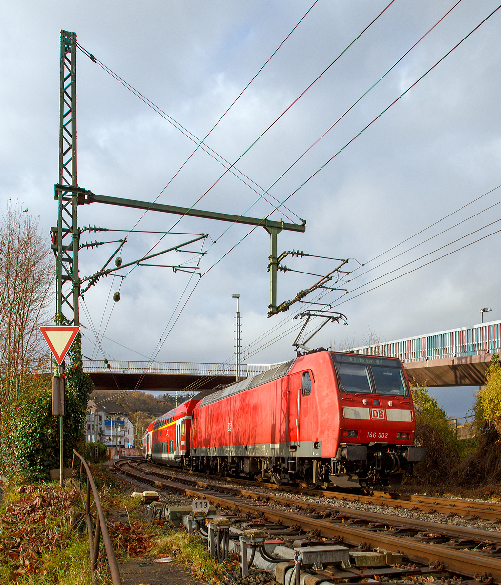 
Geschoben von der 146 002-1 (91 80 6146 002-1 D-DB) erreicht der RE 9 (rsx - Rhein-Sieg-Express) Siegen - K�ln - Aachen am 01.12.2018 den Bahnhof Betzdorf (Sieg).