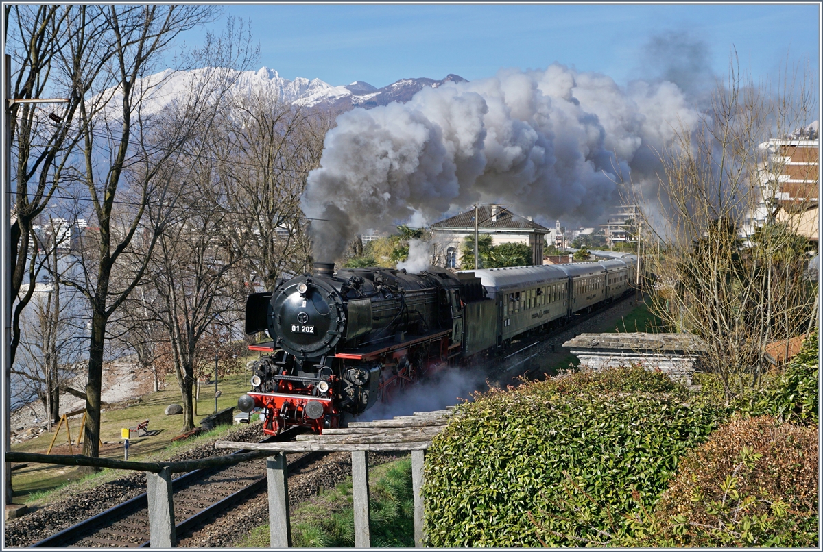 GESTERN und Heute - wobei es hier weniger um die Fahrzeuge, als um die Strecke geht: Bei der Fahrt der Dampflok 01 202 stören kaum Masten den Blick auf den Zug. 

22. März 2018