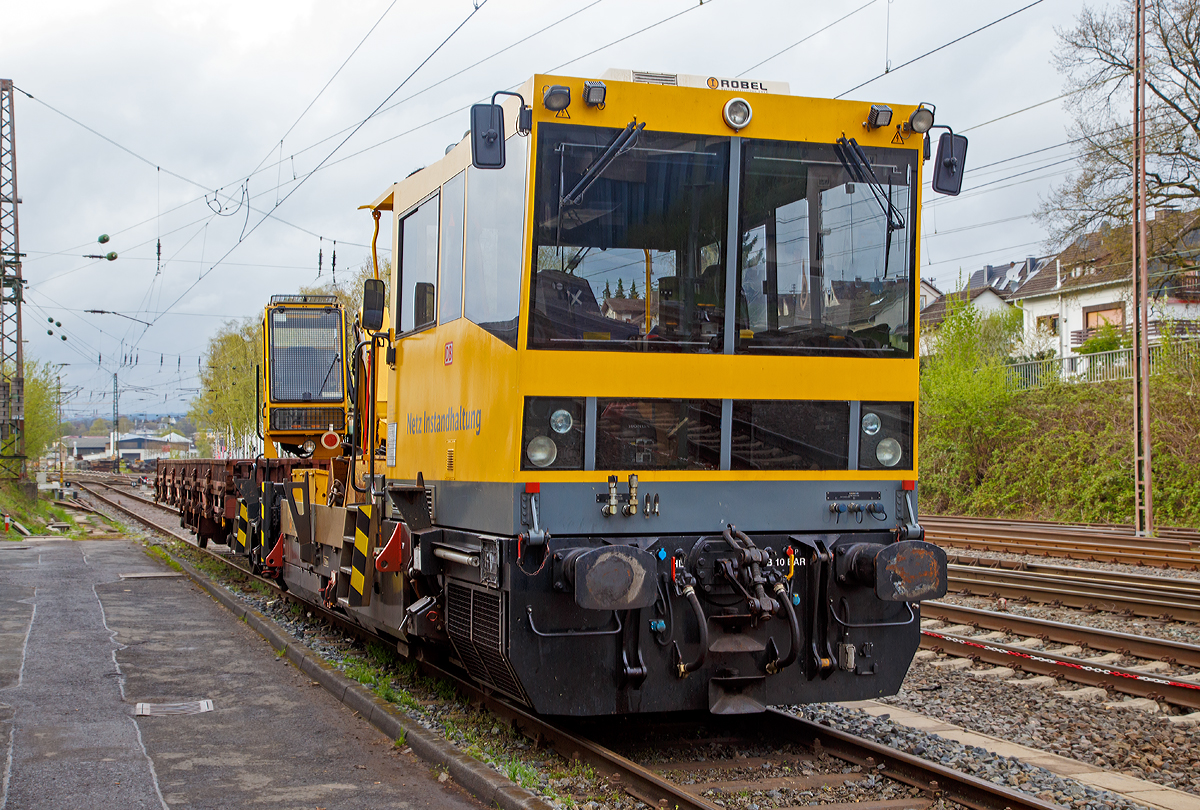 
Gleisarbeitsfahrzeug Robel BAMOWAG 54.22 (Schweres Nebenfahrzeug Nr. 97 17 56 001 17 -0) der DB Netz AG, abgestellt mit angehängten Wagen der Gattung Kbs 443 (21 80 3336 747-3 D-DB) am 25.04.2015 in Kreuztal

Der Robel 54.22 wurde 2004 von ROBEL Bahnbaumaschinen GmbH in Freilassing unter der Maschinen Nr. 54.22 -32 - BH013 gebaut und an die DB Netz AG geliefert. Er hat die EBA-Nummer EBA 11L04A 001.

Technische Daten:
Spurweite: 1.435 mm
Achsanordnung: B
Länge über Puffer: 13.100 mm
Achsstand: 7.500 mm
Höchstgeschwindigkeit: 100 km/h (mit angebauter Schneeräumtechnik 80 km/h)
Zur Mitfahrt zugelassene Personen: 6
Eigengewicht: 30 t
Hydraulischer Ladekran: 10 t Hubkraft (dieser wird auch als Bagger eingesetzt)
Nutzlast: 5 t
Kleinster befahrbarer Gleisbogen: R 80
Zugelassen für Streckenklasse: C2, CM2 und höher
