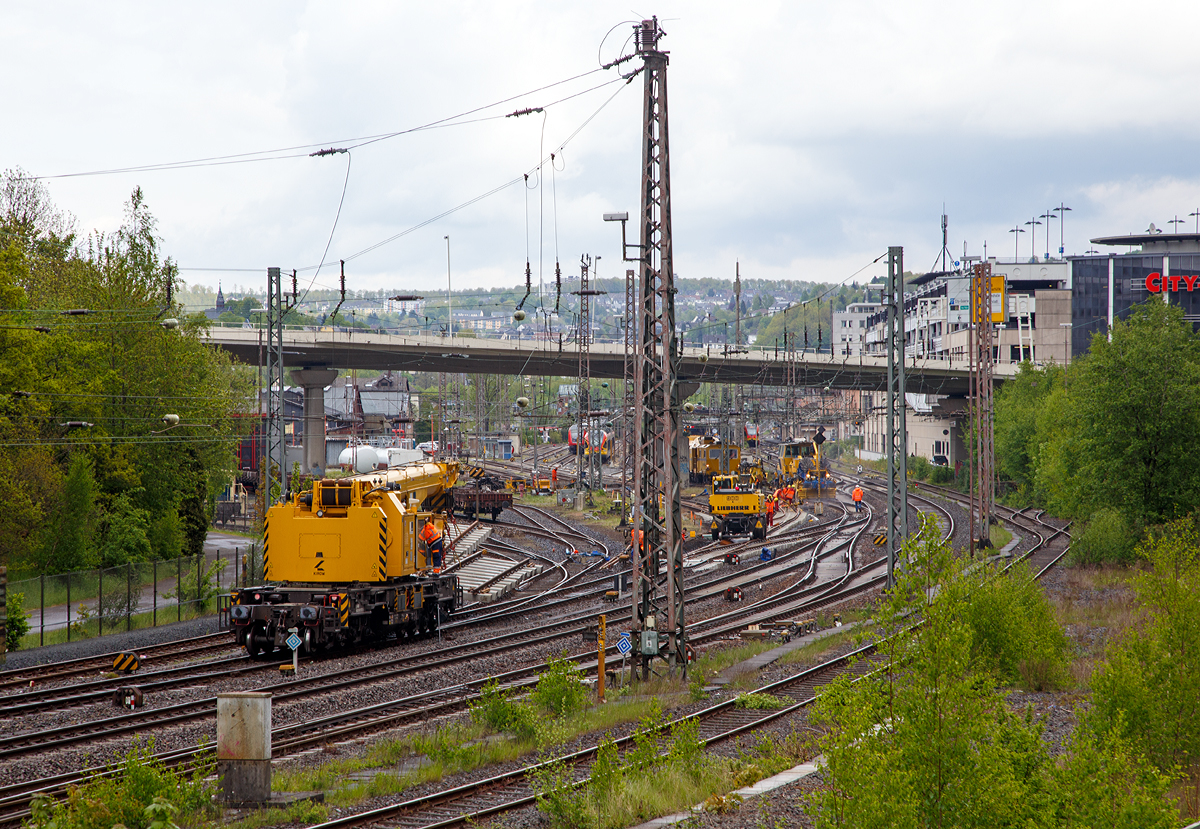 
Gleisbaustelle im Bereich vom Hauptbahnhof Siegen, es werden Weichen erneuert, hier am 09.05.2015. Von Siegen nach Niederschelden war Schienenersatzverkehr, nicht alles war der GDL-Streik schuld.