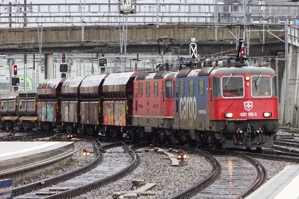 Gleisbauzug mit 420 165 treft am 29 Mai 2019 in Spiez ein.