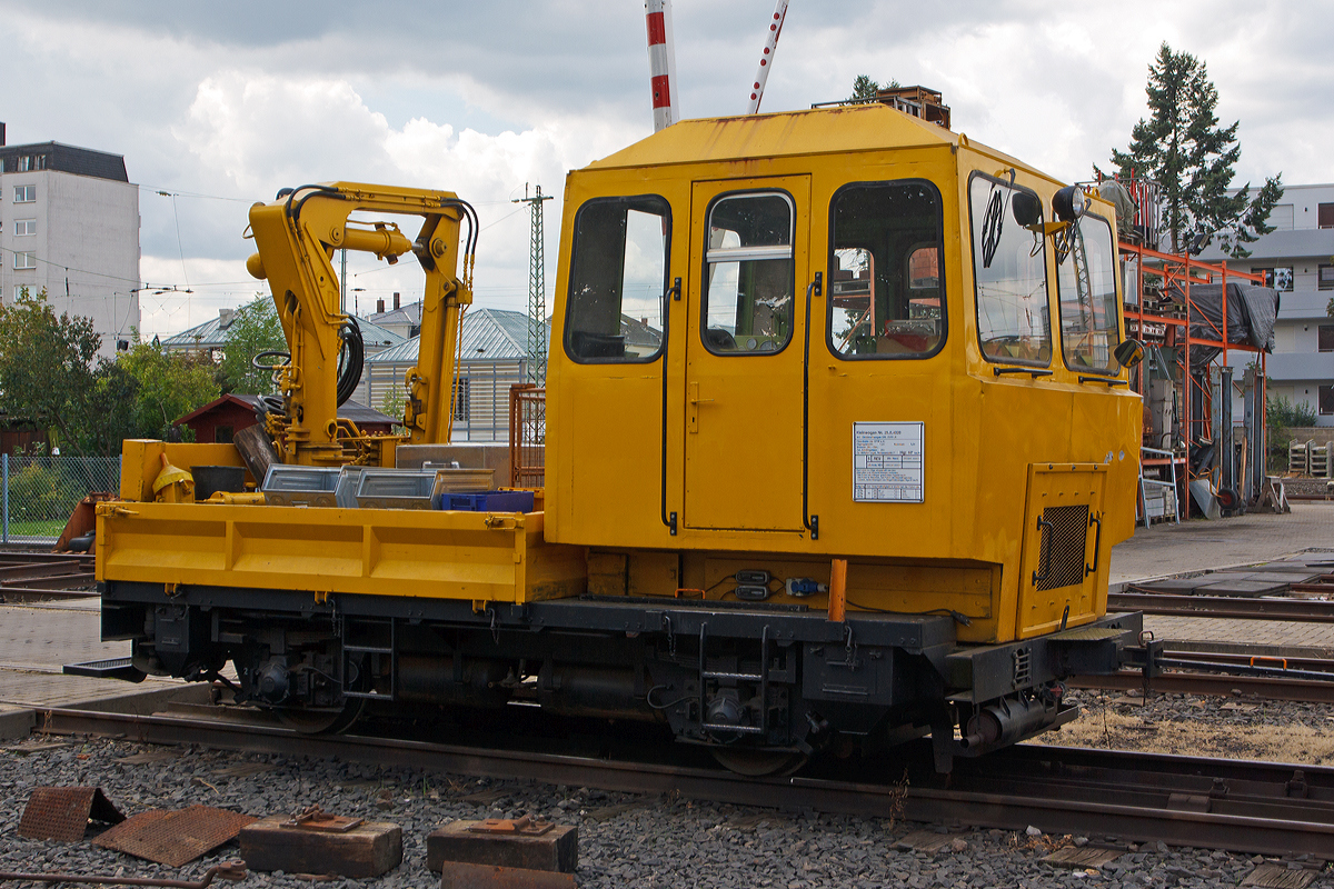 
Gleiskraftwagen SKL 25/0 LK, Kleinwagen Nr. 25.0.4320 der  Eisenbahnfreunde Wetterau e.V.  auf dem Vereinsgelände in Bad Nauheim am 20.08.2014. 
(Aufgenommen vom Gehweg über den Zaun). 

Diese Gleiskraftwagen SKL 25 wurde für den Gleisbau und die Streckenunterhaltung bei der Deutschen Reichsbahn in der DDR durch das DR Werk für Gleisbaumechanik in Brandenburg entwickelt und gebaut. Es war der Nachfolger des SKL 24.

Die zwei wichtigsten Bauarten des SKL 25 sind mit und ohne Ladekran. Bei der Ausführung mit Ladekran sinkt auf Grund des höheren Eigengewichtes die maximale Zuladung des Fahrzeuges auf 3000 kg. Gebaut wurden insgesamt ca. 500 Fahrzeuge.  

TECHNISCHE DATEN:
Spurweite:  1.435 mm (Normalspur)
Achsformel:  B
Länge über Kupplung:  5.510 mm 
Radstand: 2.500 mm
Höhe:  2.960 mm
Breite:  2.700 mm
Leergewicht:  7.200 kg
max. Zuladung:  3.000 kg 
Ladefläche: 8,4 qm 
Zul. Anhängelast: 25 t 
Zur Mitfahrt zugel. Personenanzahl: 7
Höchstgeschwindigkeit:  60 km/h
Treibraddurchmesser:  560 mm
Getriebe: mechanisches 5-Gang, mit mechanischem Wendegetriebe
Motor: 4 Zyl.4 Takt DM Deutz FL 913
Leistung: 46 kW (62 PS) bei 2200 U/min
Bremse:  Druckluftbremse (Dir-Dbr.)
Kupplungstyp:  Mittelpuffer-Nebenfahrzeugkupplung