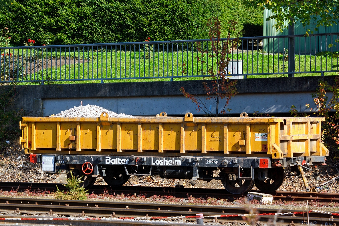 Gleiskraftwagenanh�nger Kla 03 (Kleinwagen Nr. 03 0461 5) der Geschw. Balter Bauunternehmung (Losheim) abgestellt am 29.09.2013 in Kreuztal.

Technische Daten:
Hersteller: SCH�MA Christoph Sch�ttler Maschinenfabrik GmbH
Fabriknummer: 3769  
Baujahr: 1974 
Eigengewicht: 4.200 kg (3.000 kg Fahrgestell/1.200 Kg Mulde) 
Max. Zuladung: 8.500 kg 
H�chstgeschwindigkeit: 70 km/h 
Achsabstand: 3.740 mm 
L�nge �ber Alles: 6.370 mm