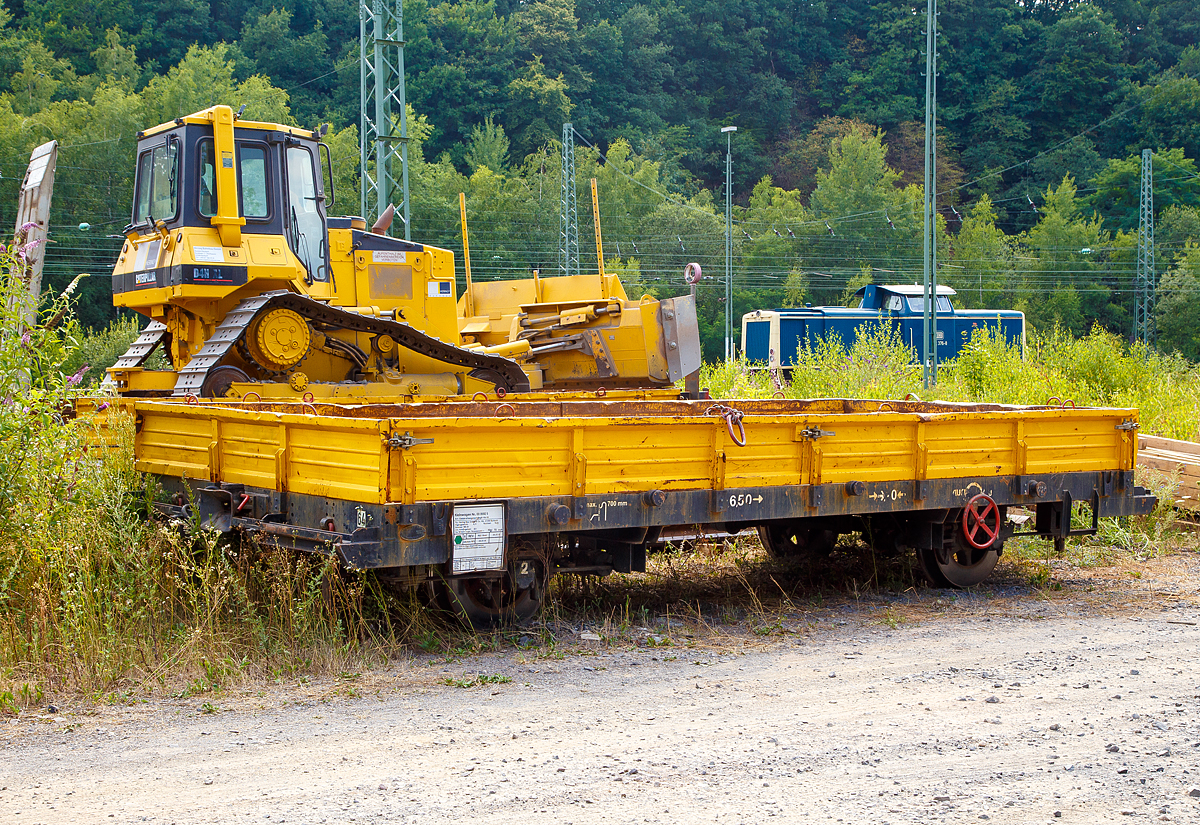 
Gleiskraftwagenanhänger Kla 03, Kleinwagen Nr. 03 0592 5 der Hering Bahnbau GmbH (Burbach-Holzhausen), ex DB 03 0592, abgestellt am 20.07.2018 in Betzdorf (Sieg)

Gebaut wurde der Anhänger 1975 von der Firma F.X. Kögel GmbH & Co. Fahrzeugwerke, Werk Bückeburg.

Technische Daten:
Spurweite: 1.435 mm
Länge über Kupplung: 6.500 mm
Achsabstand: 3.700 mm
Laufraddurchmesser: 700 mm (neu)
Eigengewicht: 4.200 kg
Nutzlast: 10,0 t
Zul. Anhängelast: 32 t
Höchstgeschwindigkeit: 70 km/h  