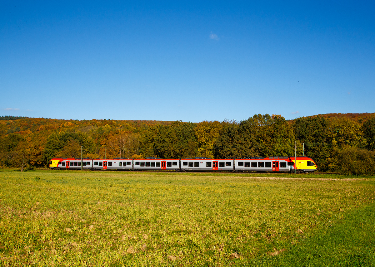 
Goldner Oktober - Ein fünfteiliger Stadler FLIRT der HLB Bahn (Hessischen Landesbahn) fährt am 14.10.2017 zwischen Edingen und Katzenfurt (Dillkreis), als RE 99 (Main-Sieg-Express) Siegen - Gießen - Frankfurt Hbf (Umlauf RE 24959), in Richtung Gießen. 