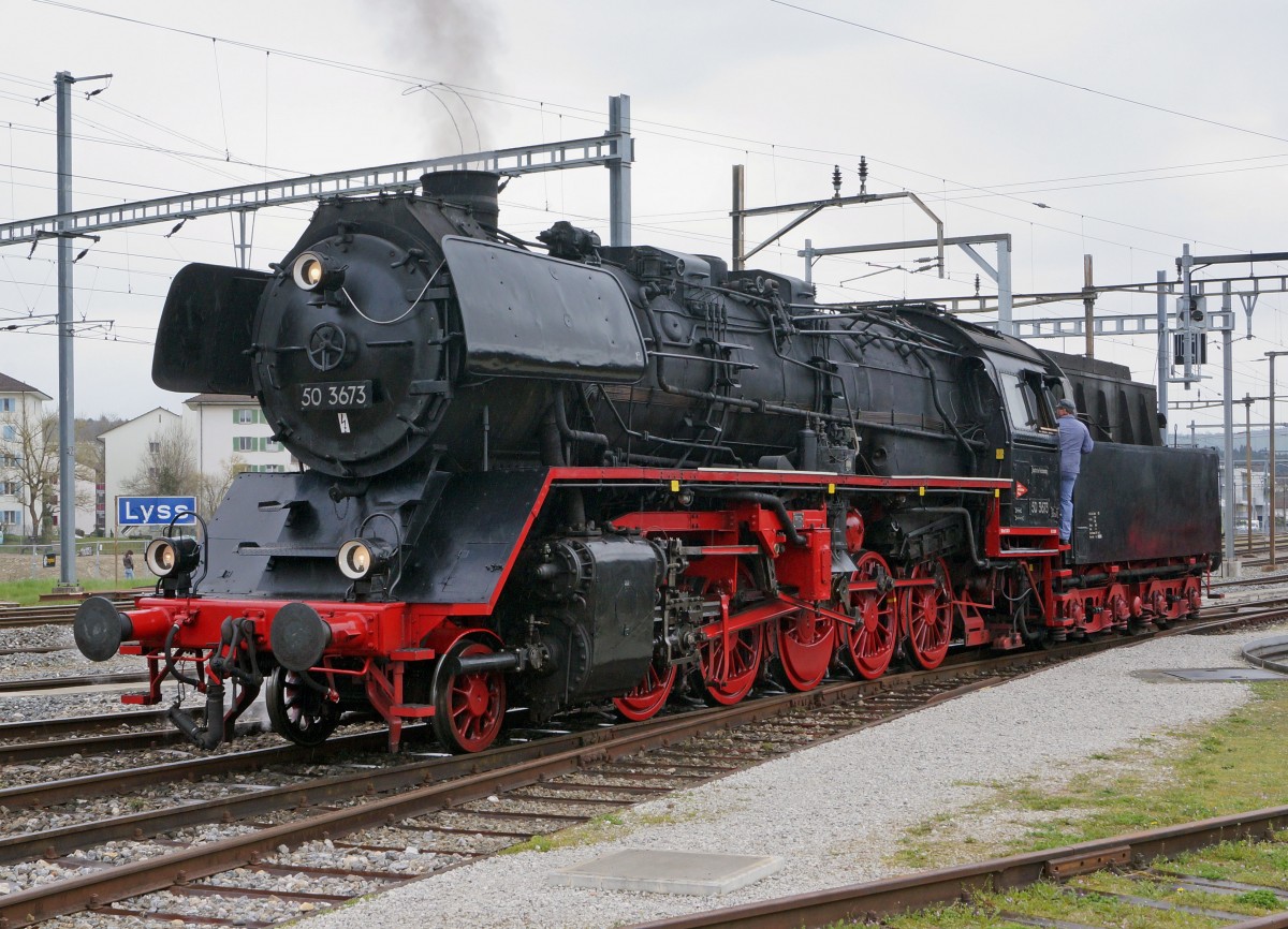 Grosse Fr�hlingsfahrt mit der Grossdampflok 503673 vom 11. M�rz 2015. Die Nostalgielok Be 4/4 Nr. 14 ex BT brachte den Sonderzug bis nach Olten Hammer, wo er durch die 50673 �bernommen wurde. Die Be 4/4 14 wurde am Schluss des Zuges angeh�ngt, um Umfahrungen zu vermeiden. Beim Wasserfassen in Lyss kam es zu einer Begenung mit der 01 202. Diese Aufnahme der 503673 entstand in Lyss. 
Foto: Walter Ruetsch