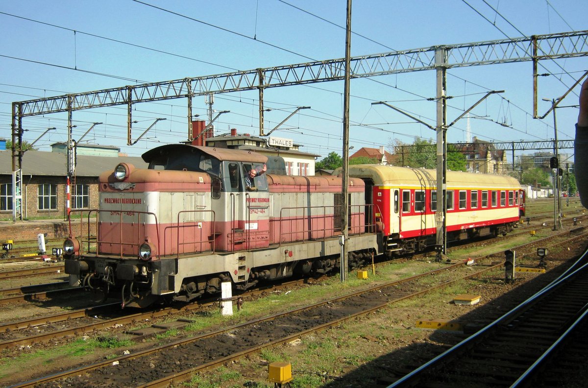 Grüss Zurück! Der Lokführer an Bord von SM42-464 grüsst die Reisenden an Bord einer Sonderzug beim Ausfahrt aus Poznan Glowny am 30 April 2011.
