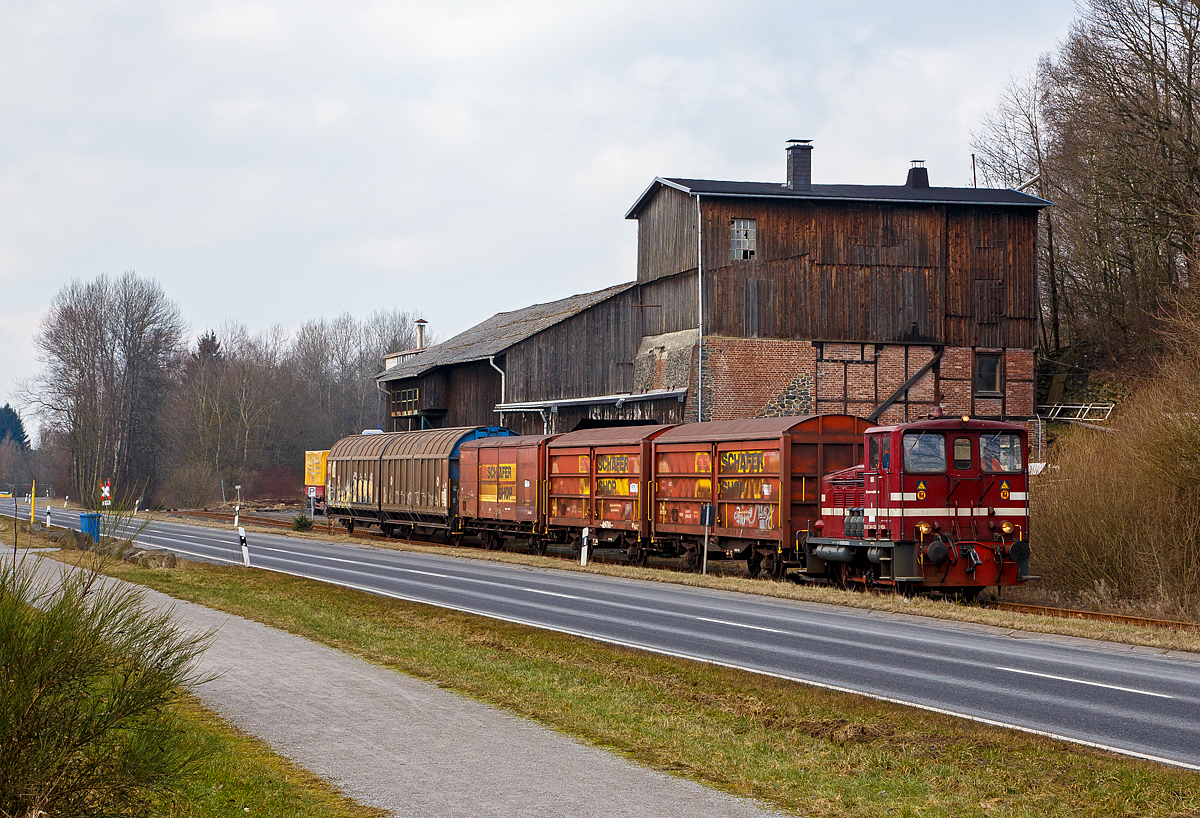 Güterverkehr am Westerwald.... 
Die V 26.3 (Lok 3) der Westerwaldbahn (WEBA) eine Jung R 30 B, fährt am 09.03.2016 mit einem Güterzug nach Weitefeld, hier zwischen Elkenroth und Weitefeld.

Nach über 100 Jahre wurde Ende 2017 der Güterverkehr der WEBA (Westerwaldbahn des Kreises Altenkirchen) auf der Strecke Scheuerfeld-Weitefeld endgültig eingestellt. Es gibt aber wieder Bestreben eines Holzunternehmers in Lagenbach b. K. die Strecke für Holztransporte zu reaktivieren, wobei viele Anlieger lieber einen Radweg hätten. Dabei könnte die alte Schienenverbindung in einer zweiten Phase sogar verlängert werden und der benachbarten Stromtrasse direkt bis zum Firmensitz in Langenbach folgen, so dass der als weniger umweltverträglich geltende Transport per Lastwagen vollständig und ohne Umschlagen durch die ökologisch sinnvollere Lösung mit Eisenbahn-Waggons ersetzt werden könnte. Dies würde rund 50 Lkw-Ladungen pro Woche aus Entfernungen von mehr als 200 km einsparen.

